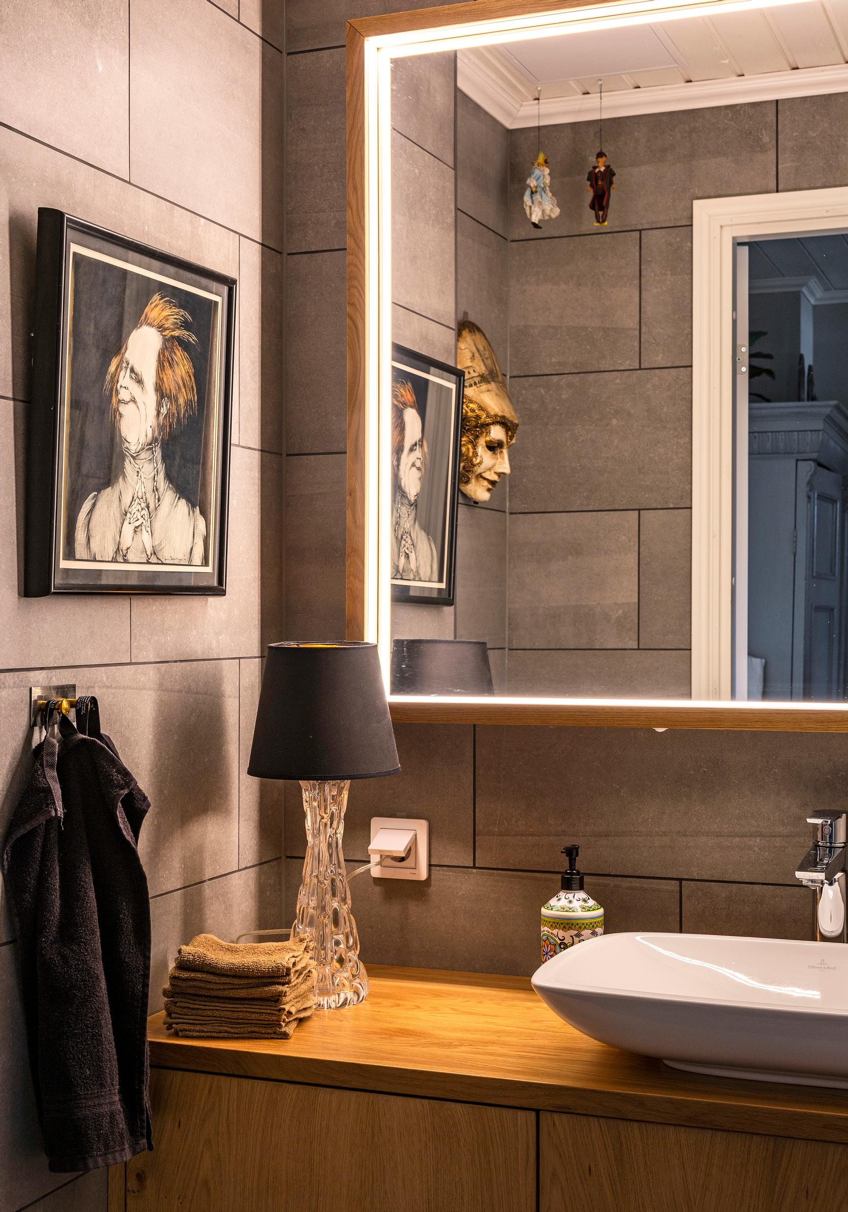 Naamari ja katosta roikkuvat nuket vessassa