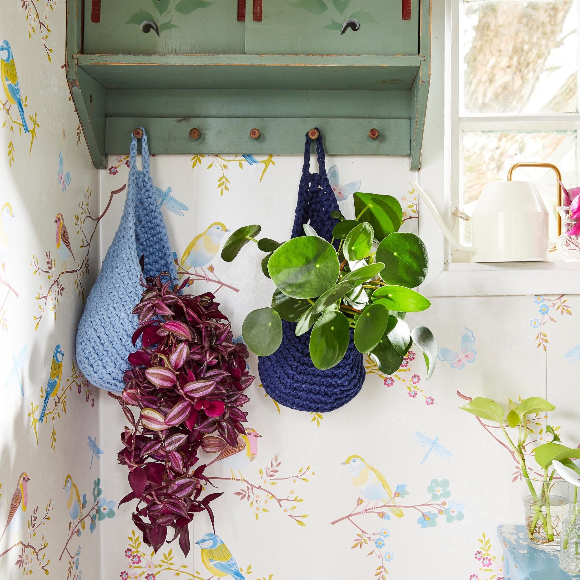 Nosta viherkasvi seinälle! Ripustettava pussukka valmistuu nopeasti virkaten