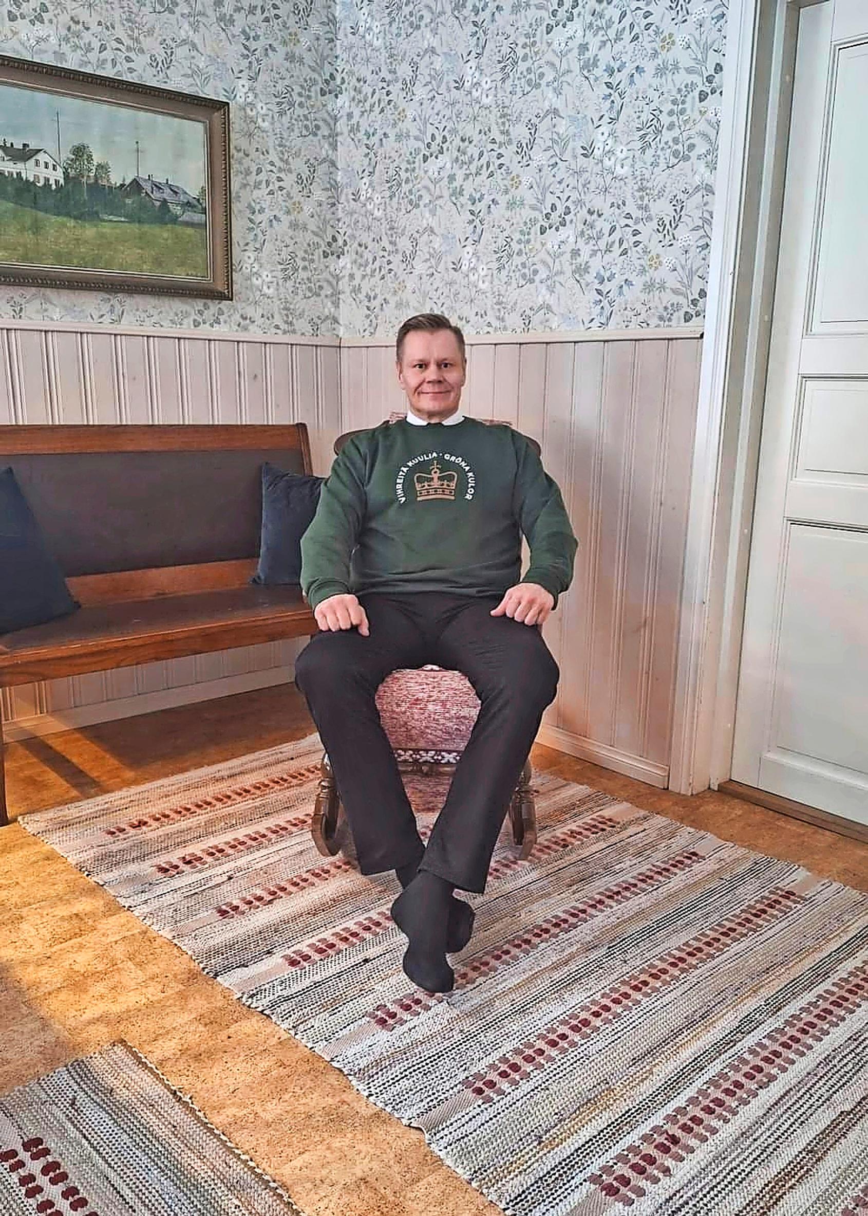 Erkki Kerttula istuu keinutuolissa