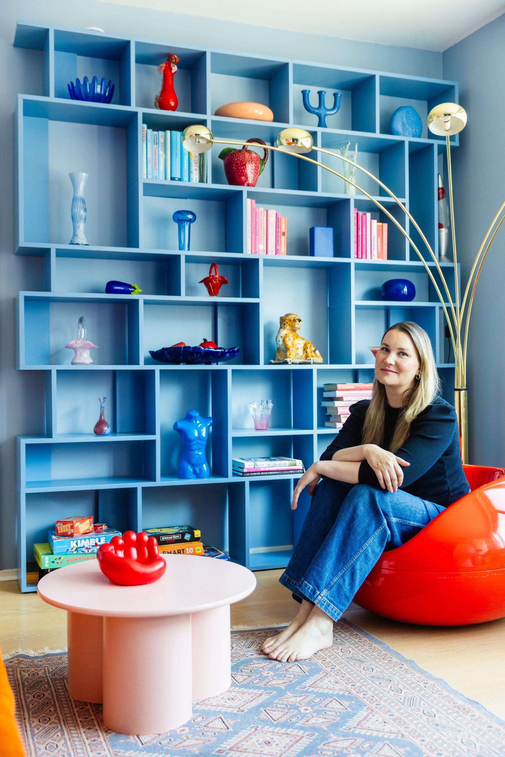 irene naakka sinisen kirjahyllyn edessä