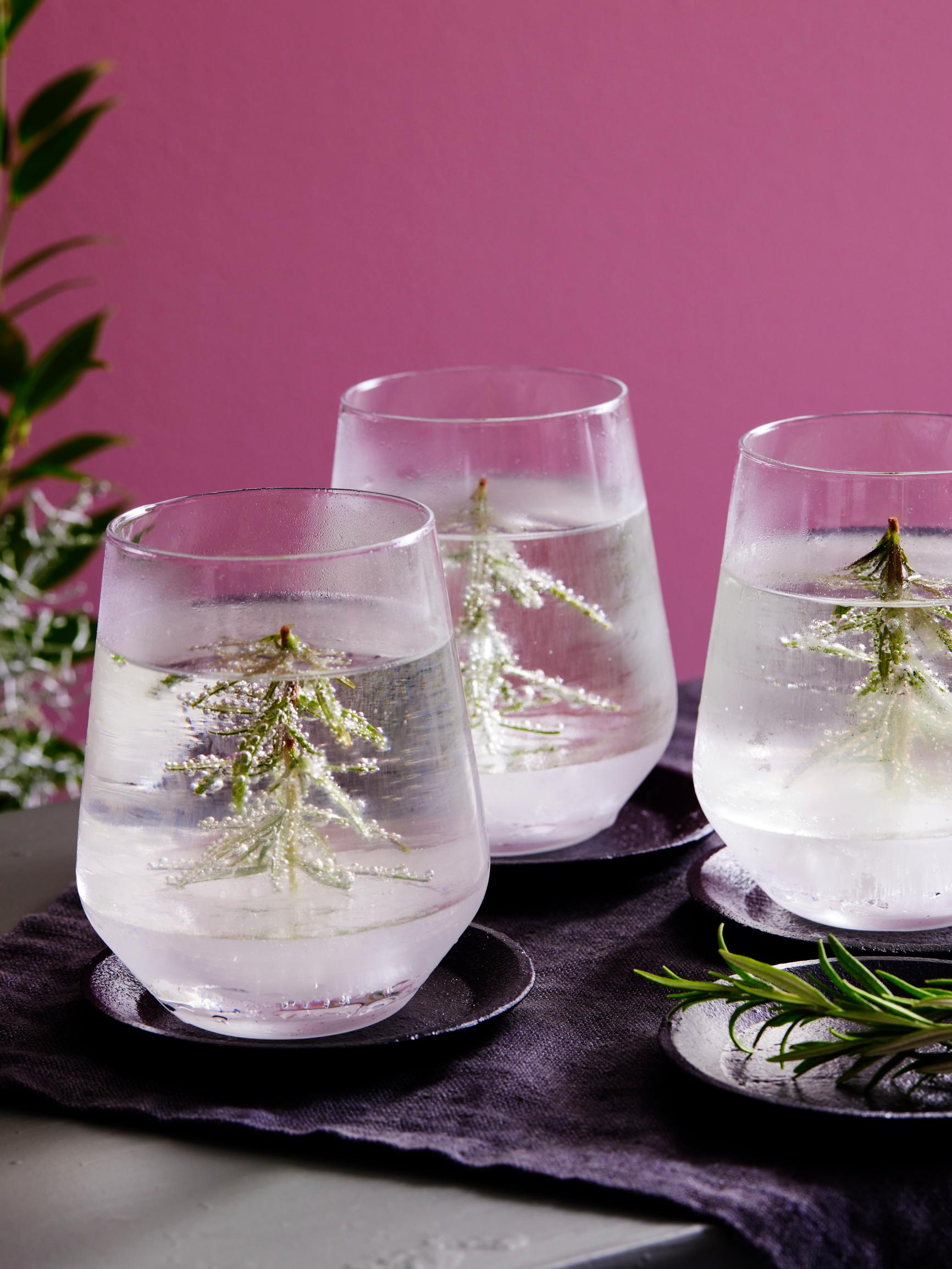 Lasiin jäädytetty rosmariininoksa tekee kuusispritzeristä erityisen näyttävän – seljankukka ja gini terästävät jouludrinkin