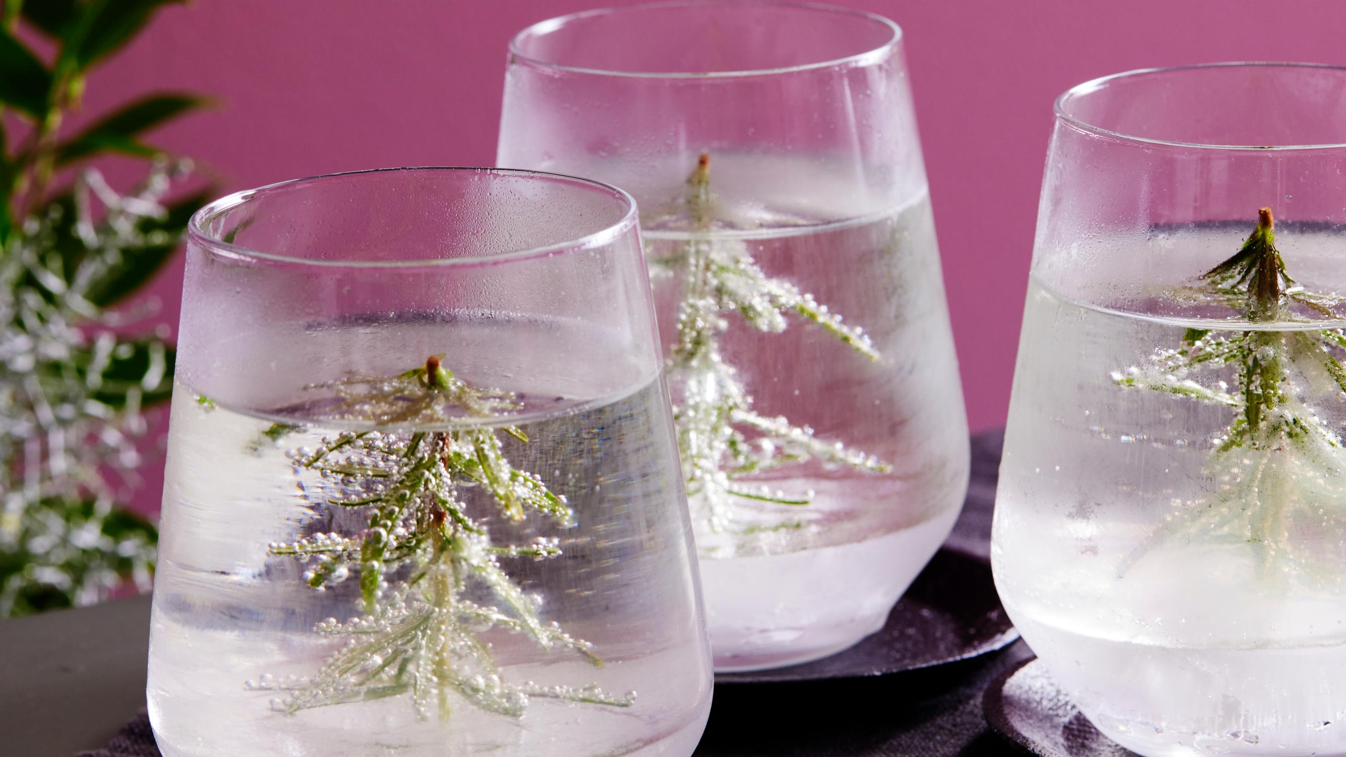 Lasiin jäädytetty rosmariininoksa tekee kuusispritzeristä erityisen näyttävän – seljankukka ja gini terästävät jouludrinkin