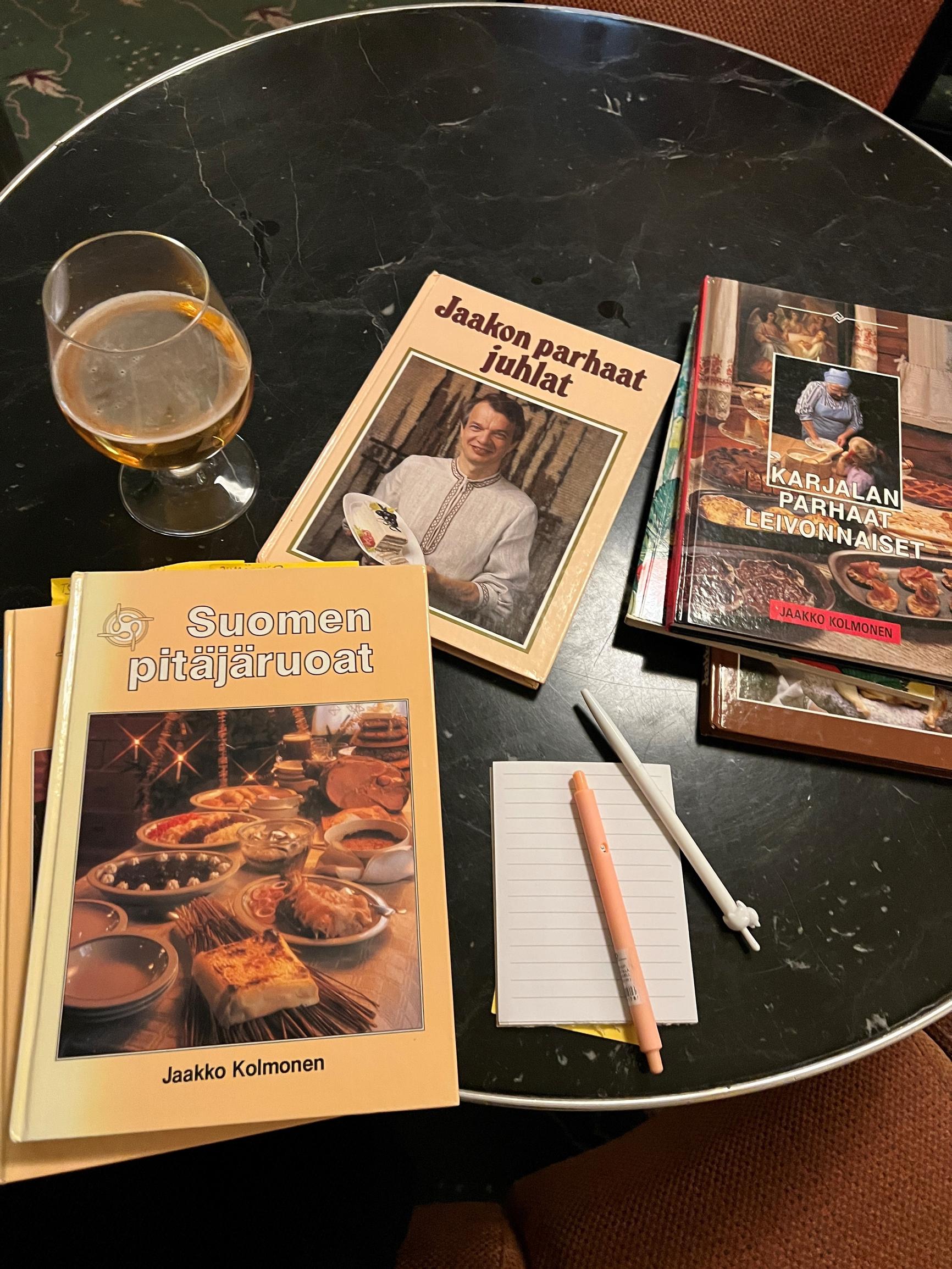 Jaakko Kolmosen keittokirjoja pöydällä.