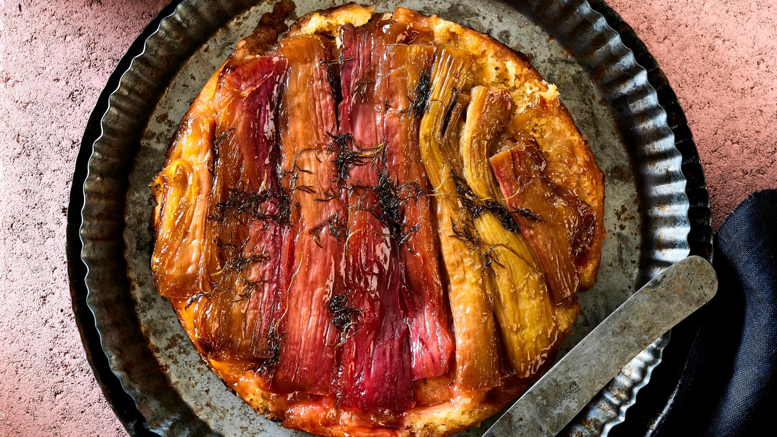 Raparperipiirakka grillistä ulos! Alkukesän ihana tarte tatin syntyy sukkelasti valmistaikinasta