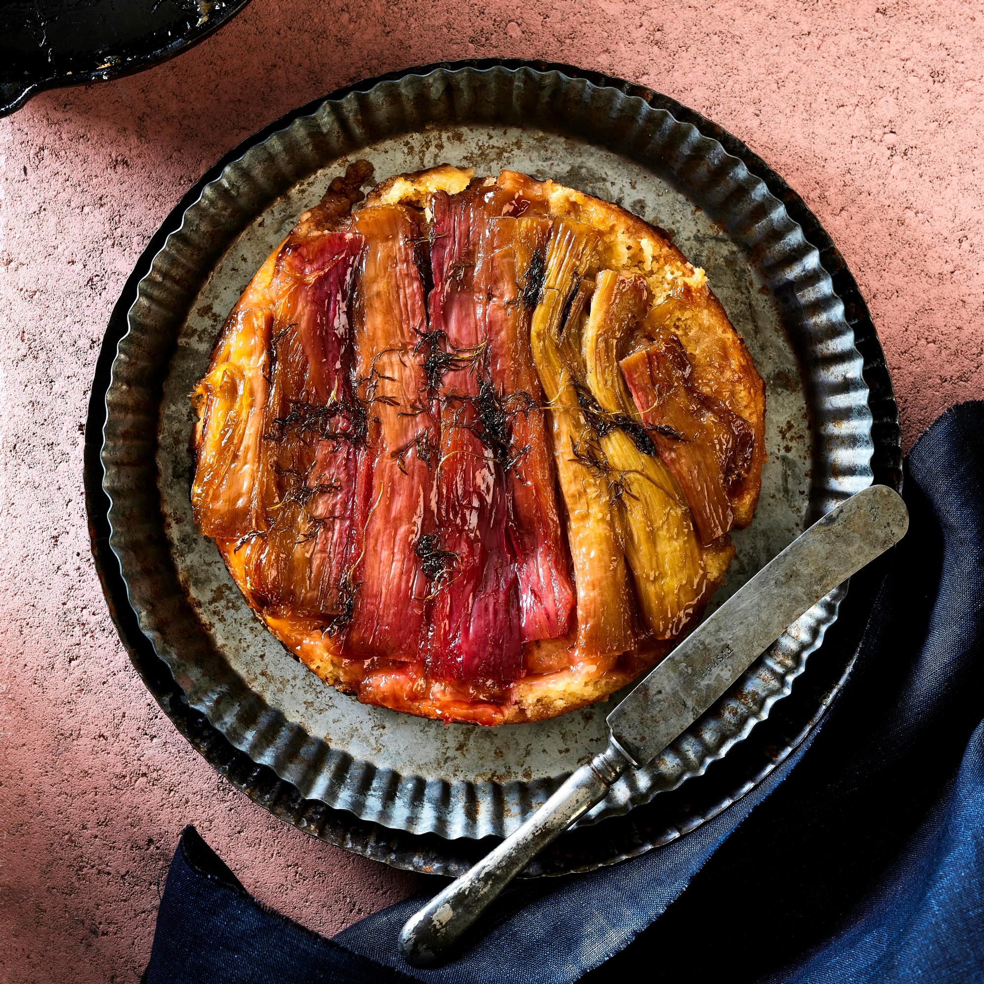 Raparperipiirakka grillistä ulos! Alkukesän ihana tarte tatin syntyy sukkelasti valmistaikinasta