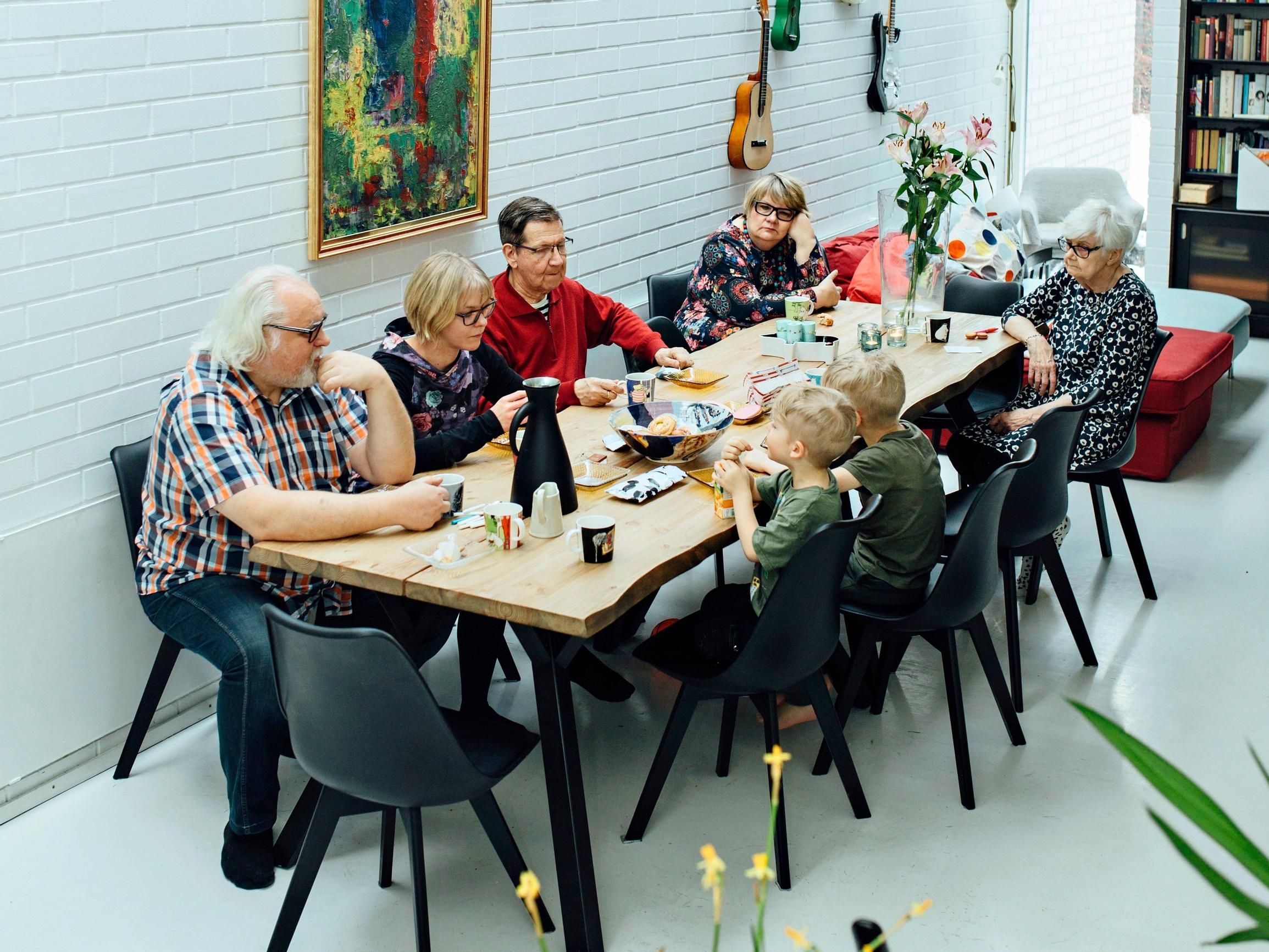 Neljä sukupolvea, yksi koti! 310 neliön talossa asuvat yhdessä lapset, vanhemmat, isovanhemmat ja isoisovanhemmat