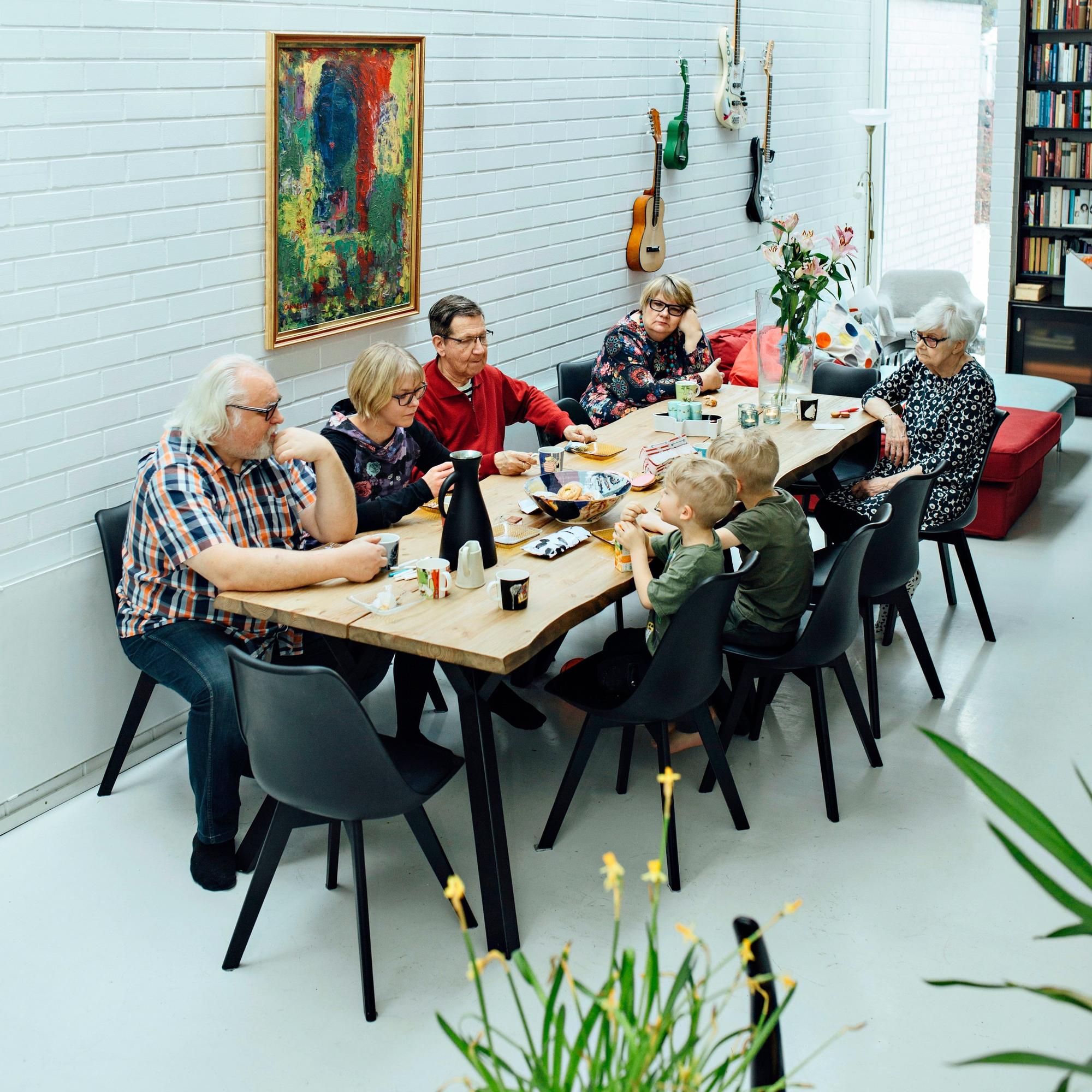 Neljä sukupolvea, yksi koti! 310 neliön talossa asuvat yhdessä lapset, vanhemmat, isovanhemmat ja isoisovanhemmat