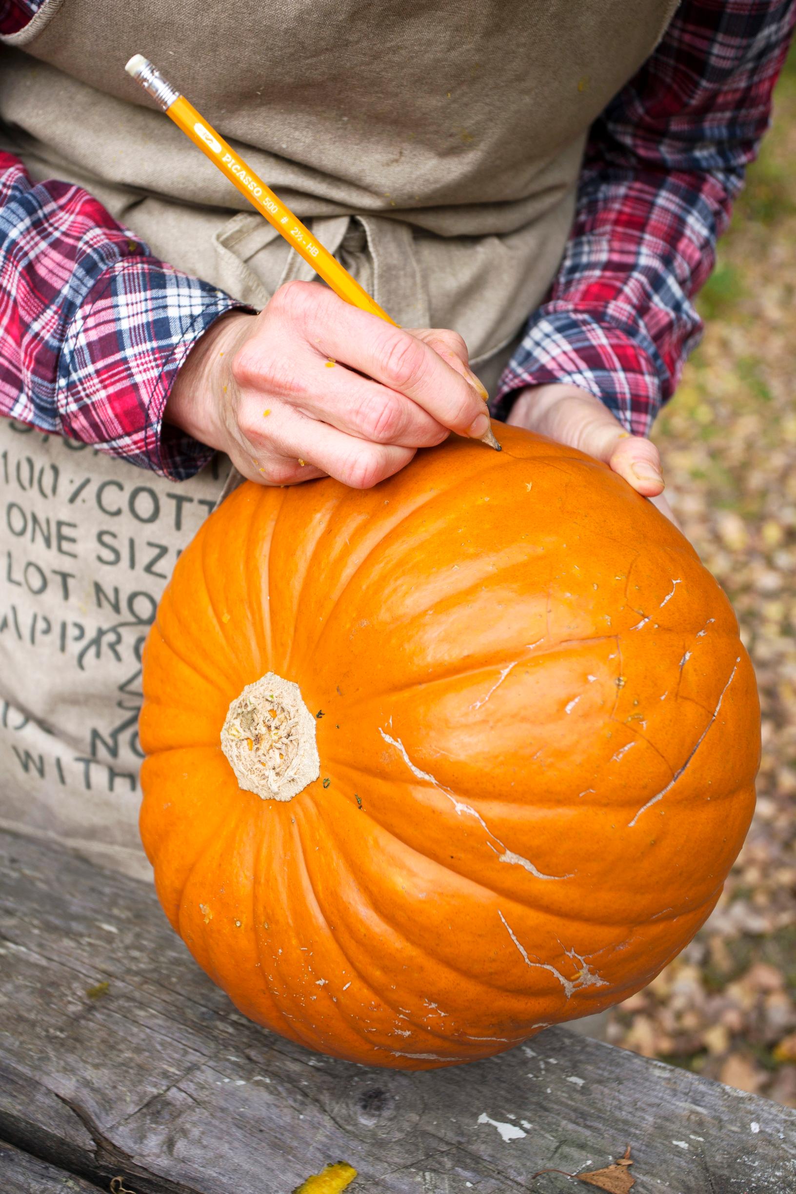 Kuvion hahmottelu halloween-kurpitsaan