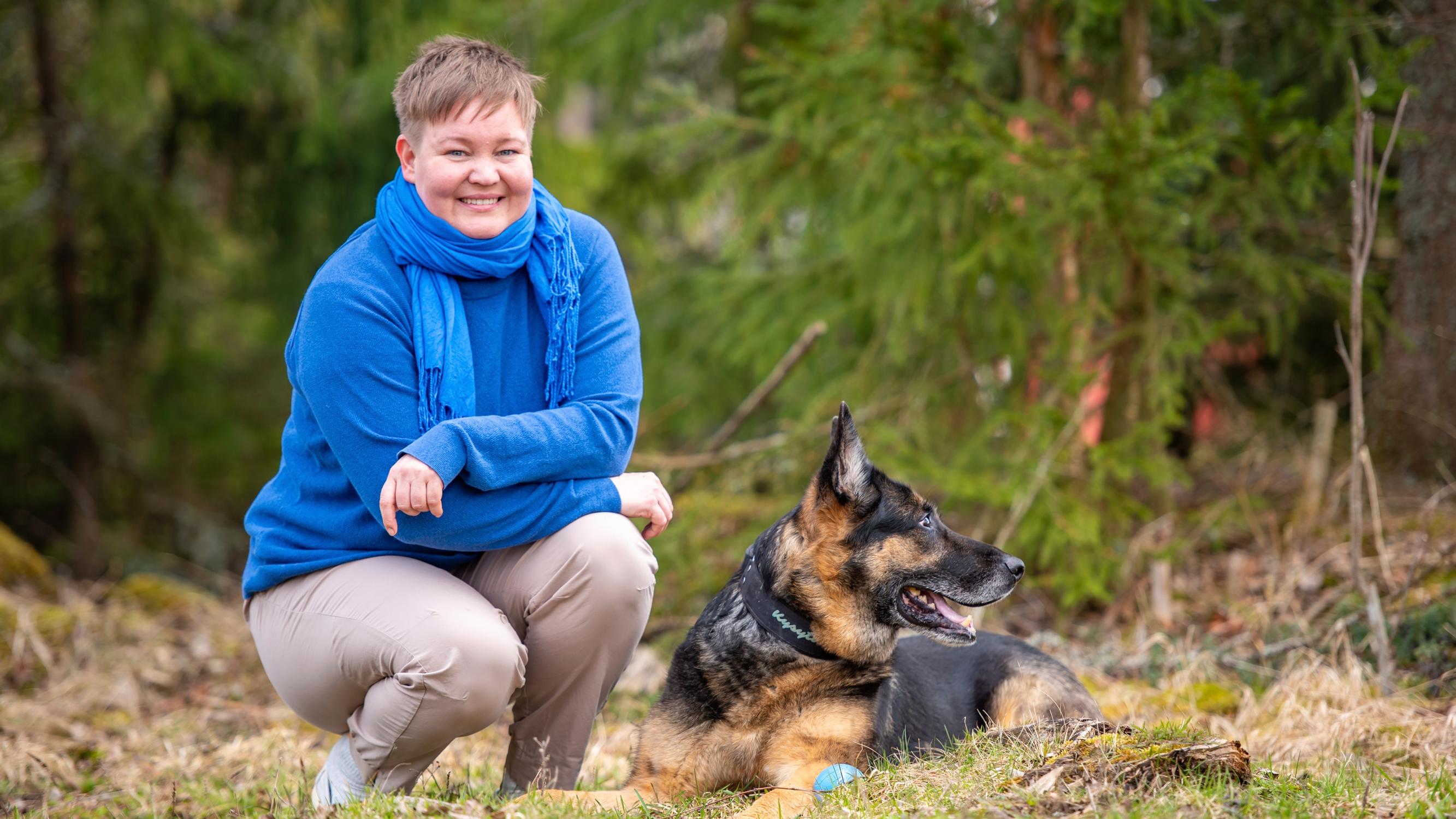 Tiedätkö, mitkä vaarat vaanivat koiraasi mökillä? Suojele lemmikkiä helteeltä, käärmeiltä, punkeilta ja vaarallisilta grillijämiltä