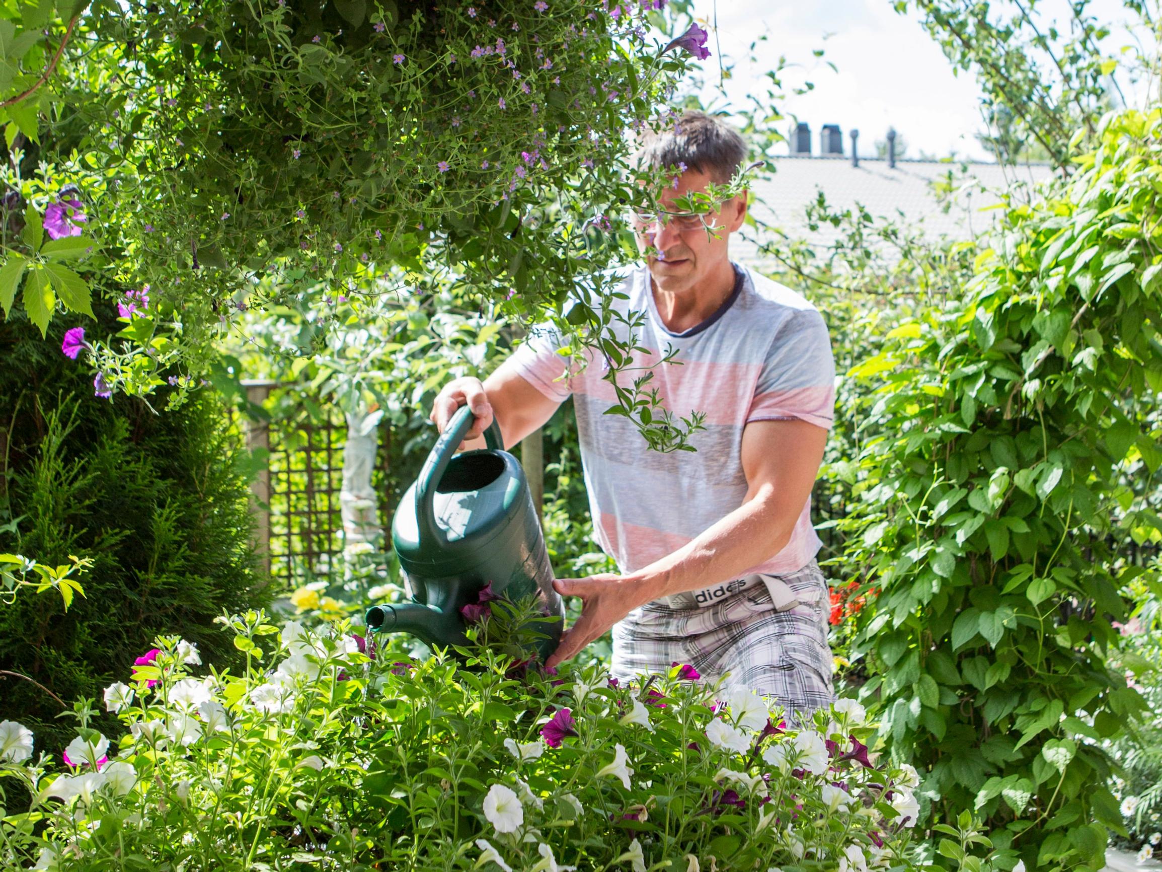 Varjoja miniparatiisissa! Rivitalon piha muuttui Pekan käsissä suojaisaksi keitaaksi