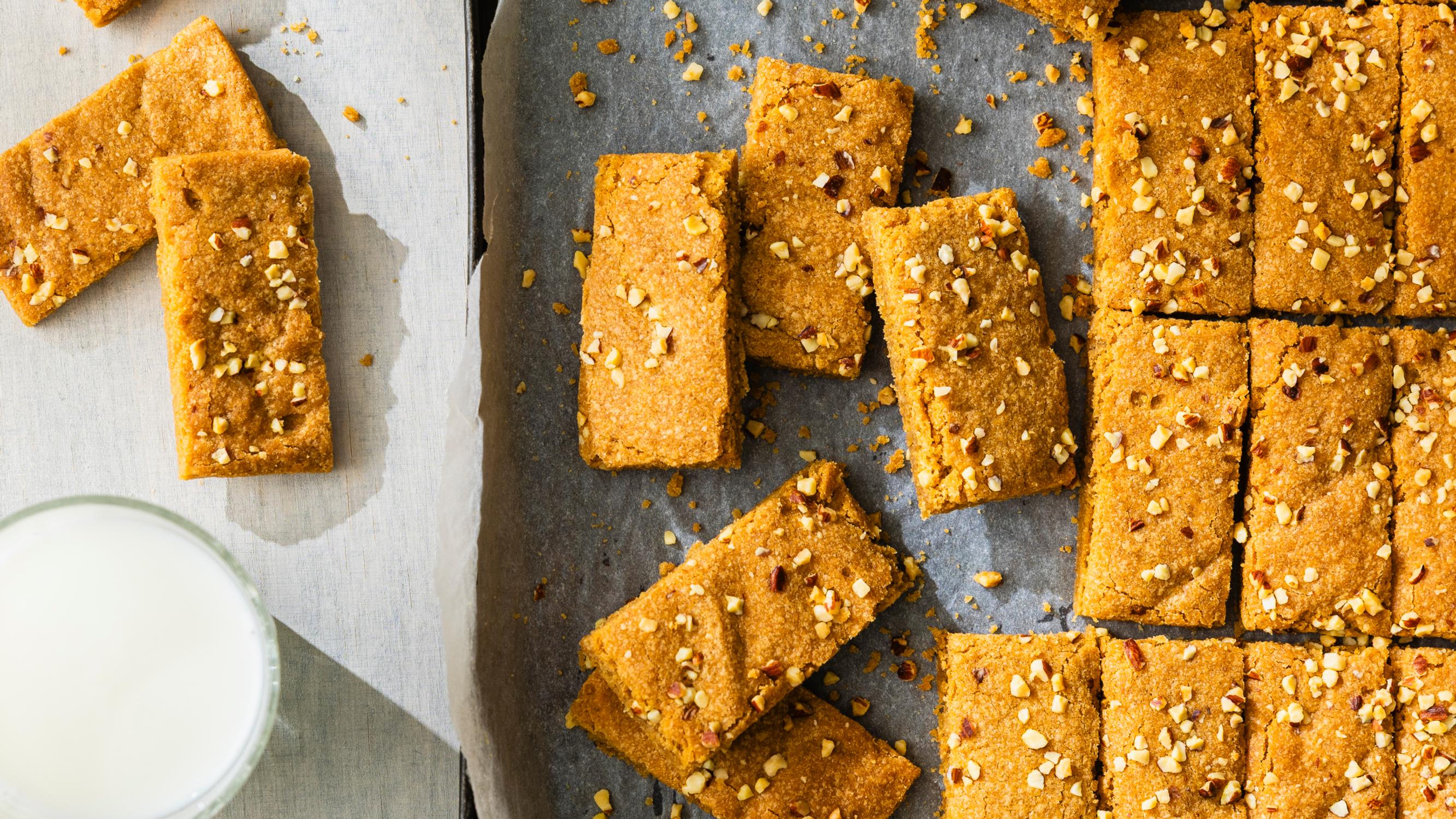 Koko pellillinen keksejä huippuhelposti – biscoff-peltikeksit katoavat taatusti jo ennen purkitusta