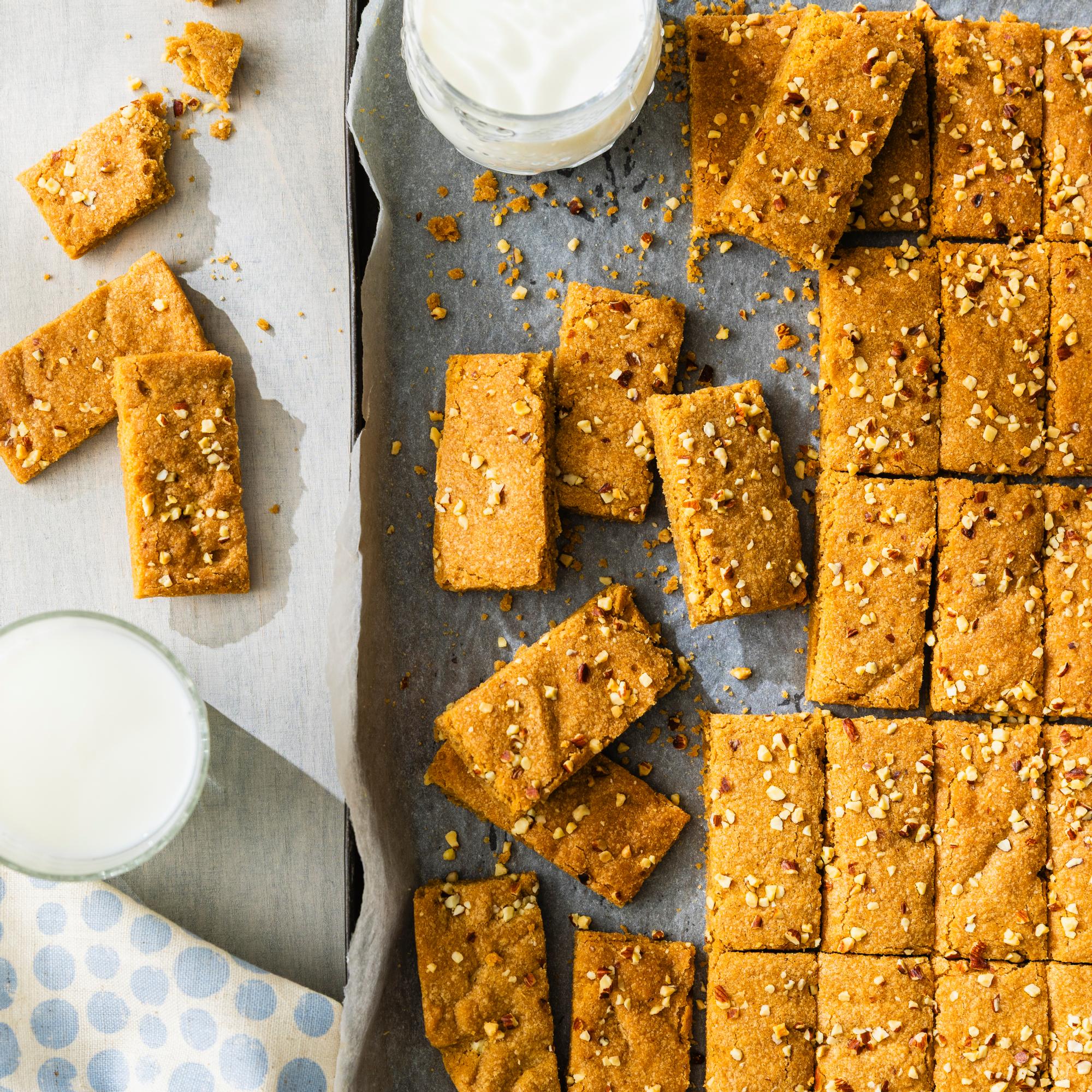 Koko pellillinen keksejä huippuhelposti – biscoff-peltikeksit katoavat taatusti jo ennen purkitusta