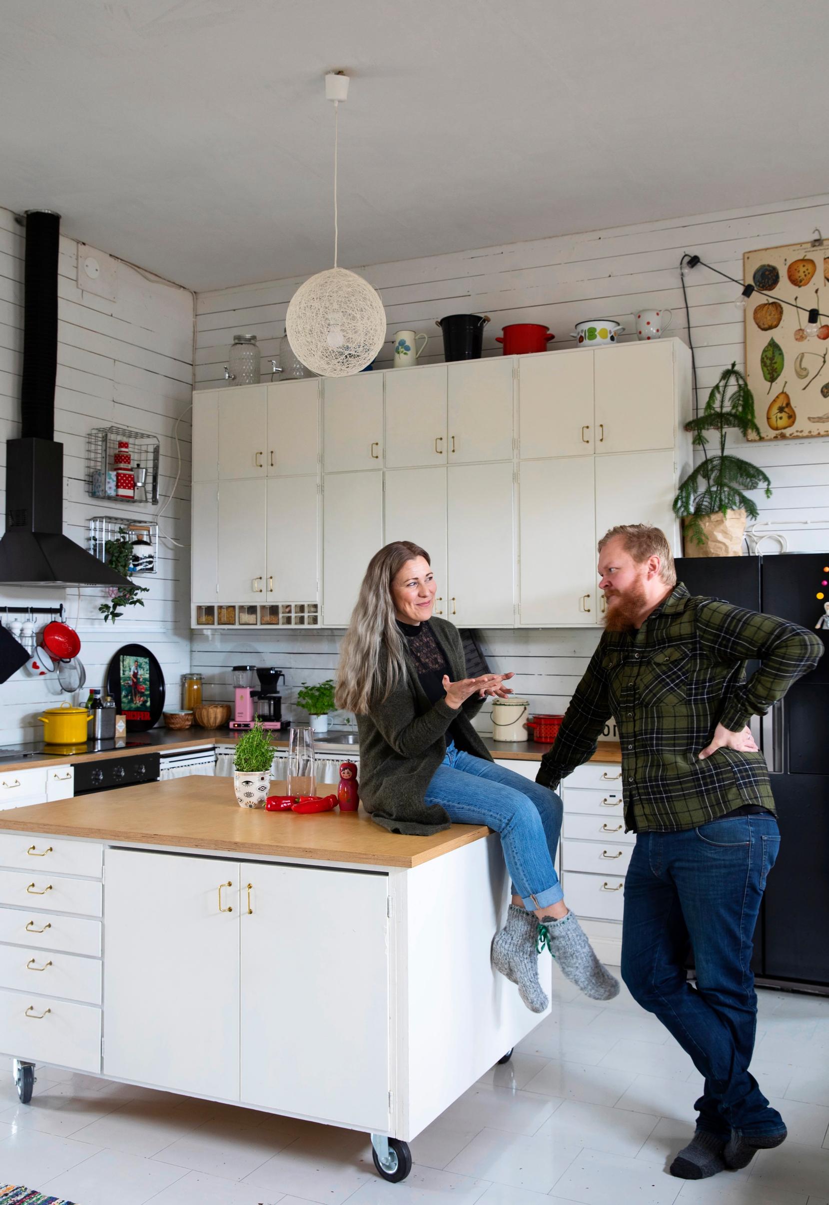 Salla ja Matti Lehtonen keittiössä