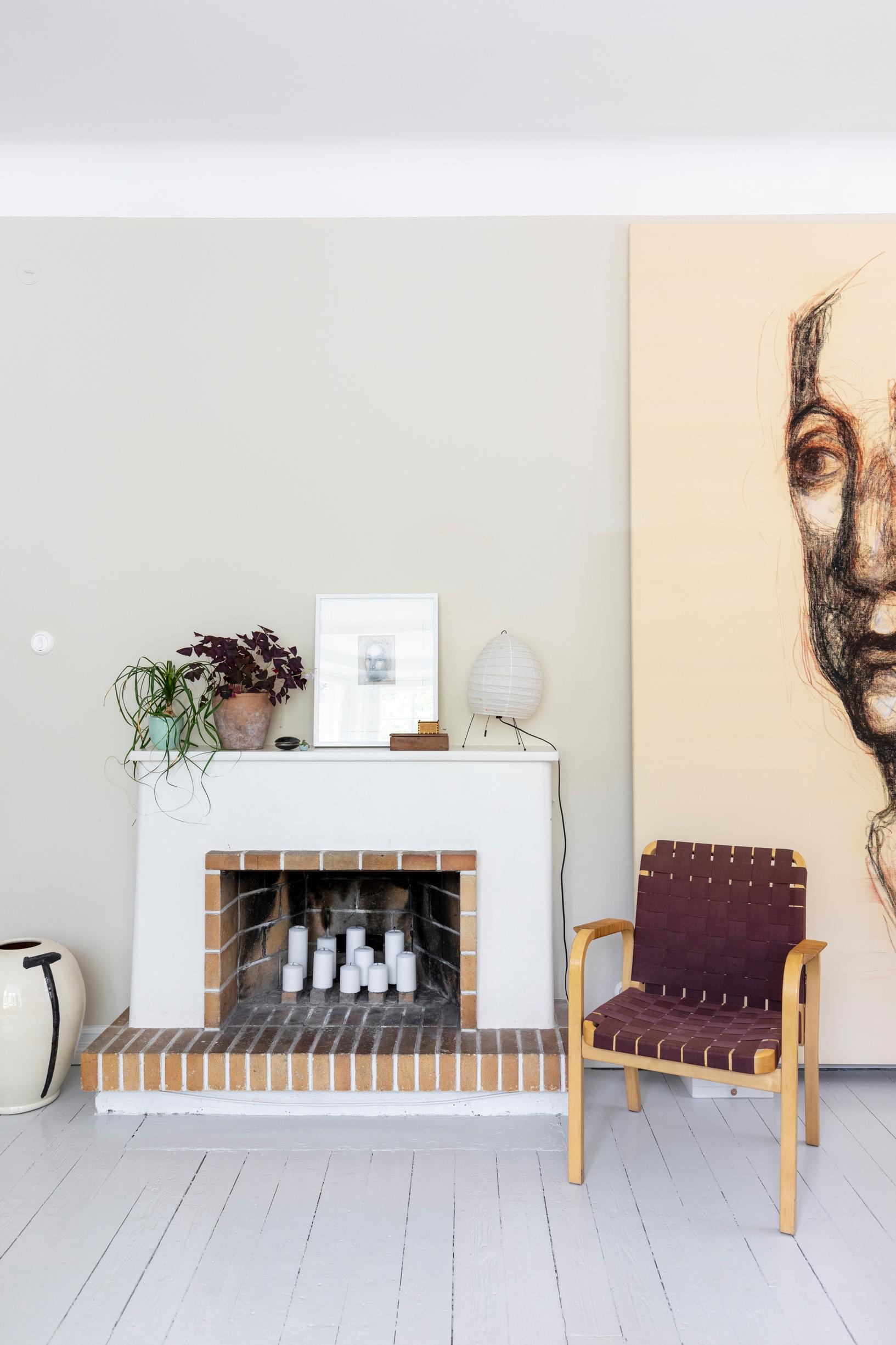 Avotakka luo kontrastia Artekin huonekaluihin ja ikkunapenkin marmoriin