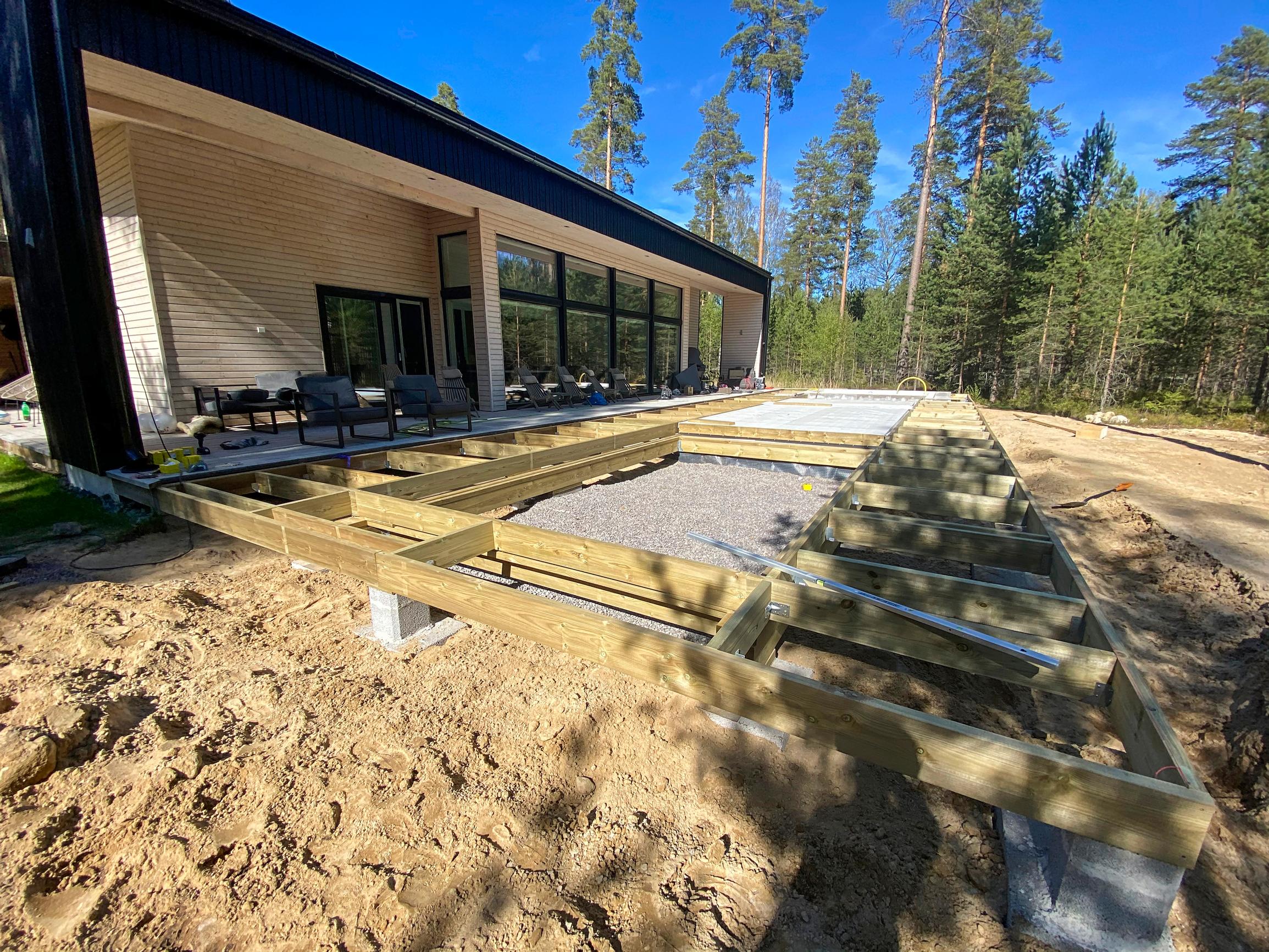 Terassin rakentamista altaan ympärille