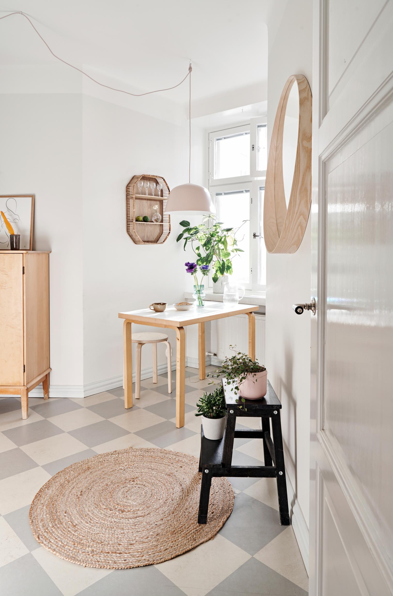 Vaalean keittiön lattia on harmaa-valkoruudullinen.