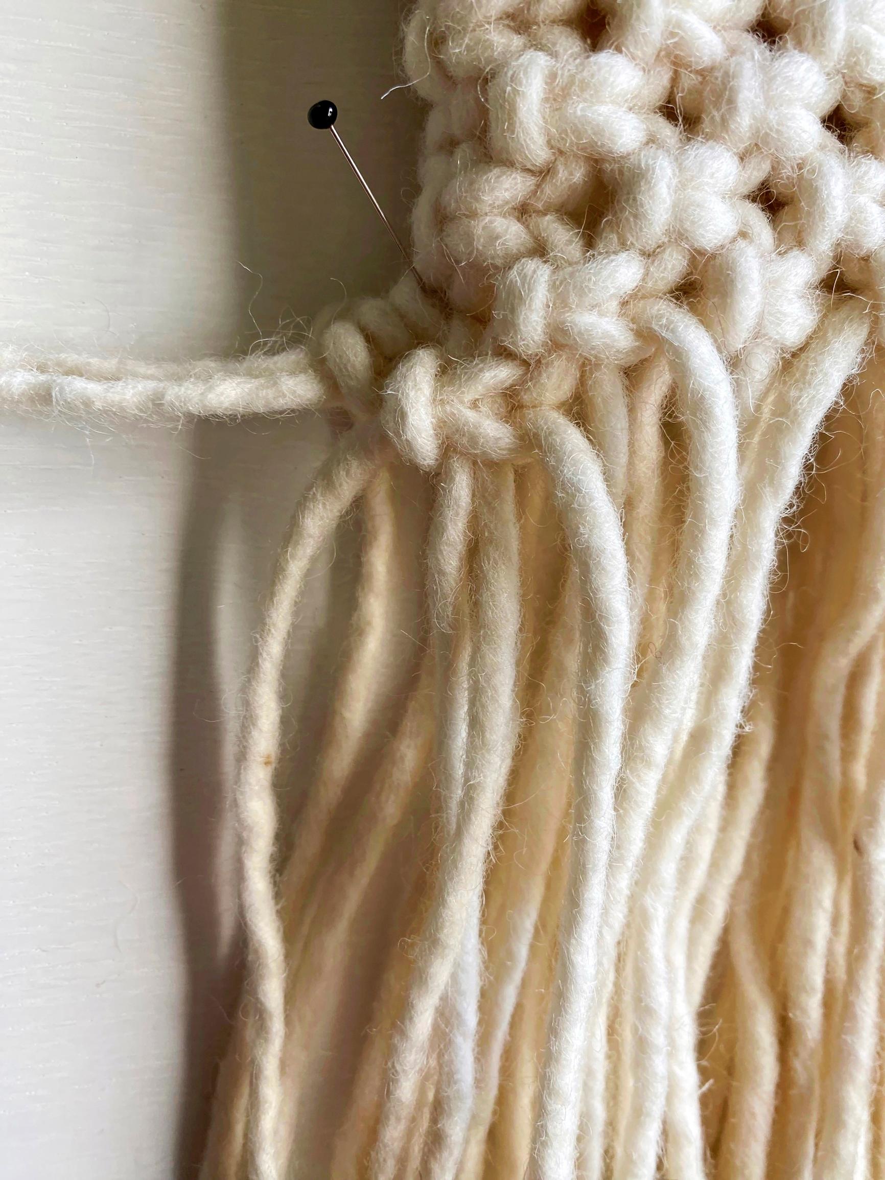 Solmi lisälankoja sukan jalkateräksi.