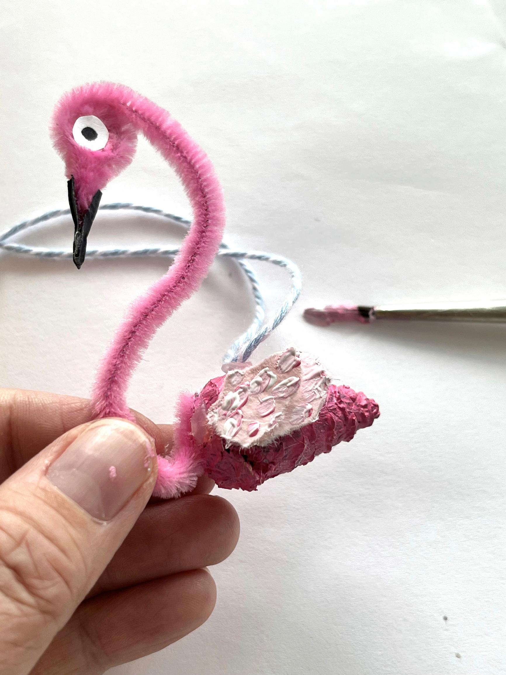flamingokoristeen siivet maalattuina