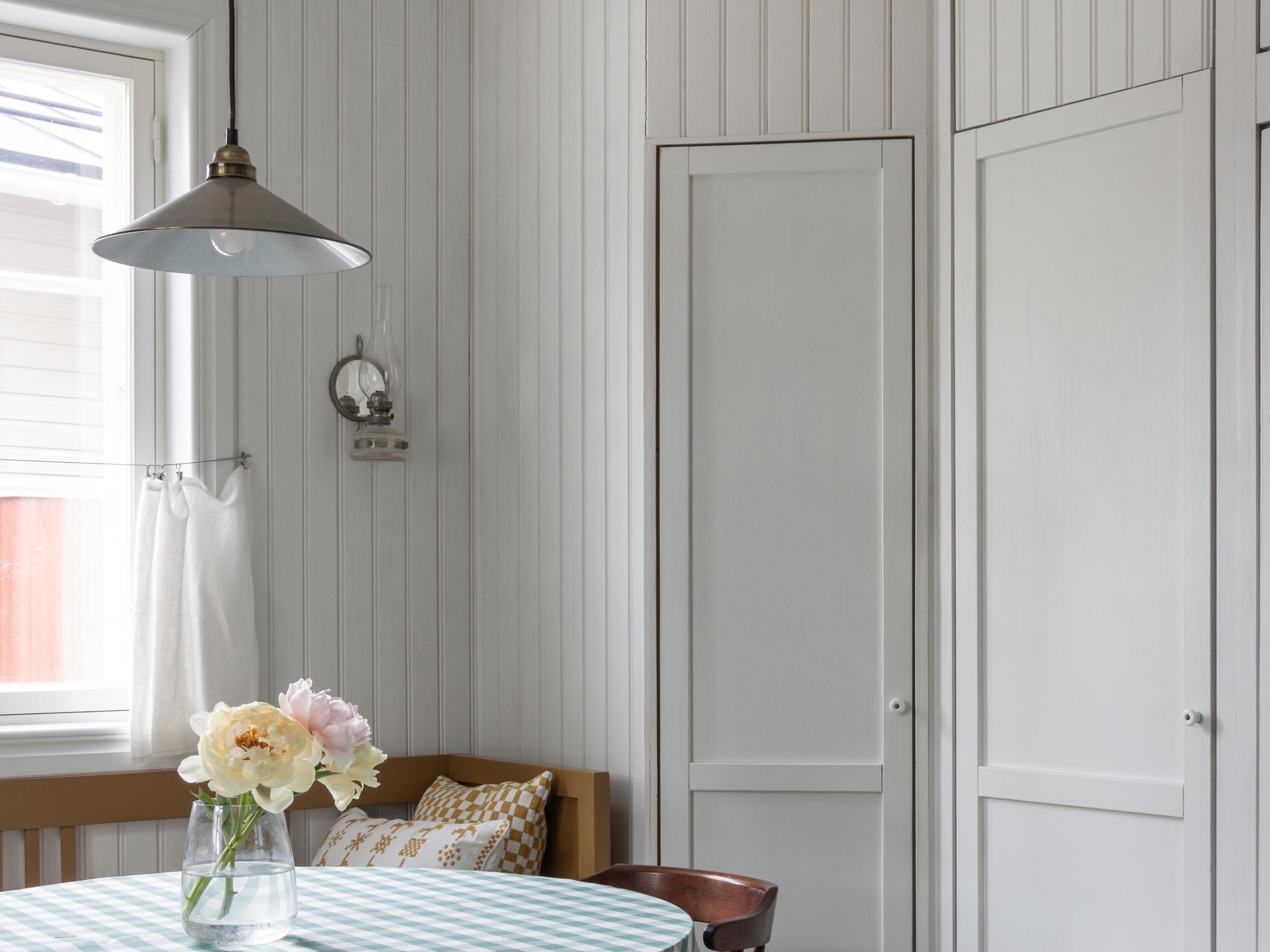 Kaikki haluavat nyt skafferin! Näin syntyy vanhanhenkinen ruokakomero uuteen taloon – ja osittain kierrätysmateriaaleista