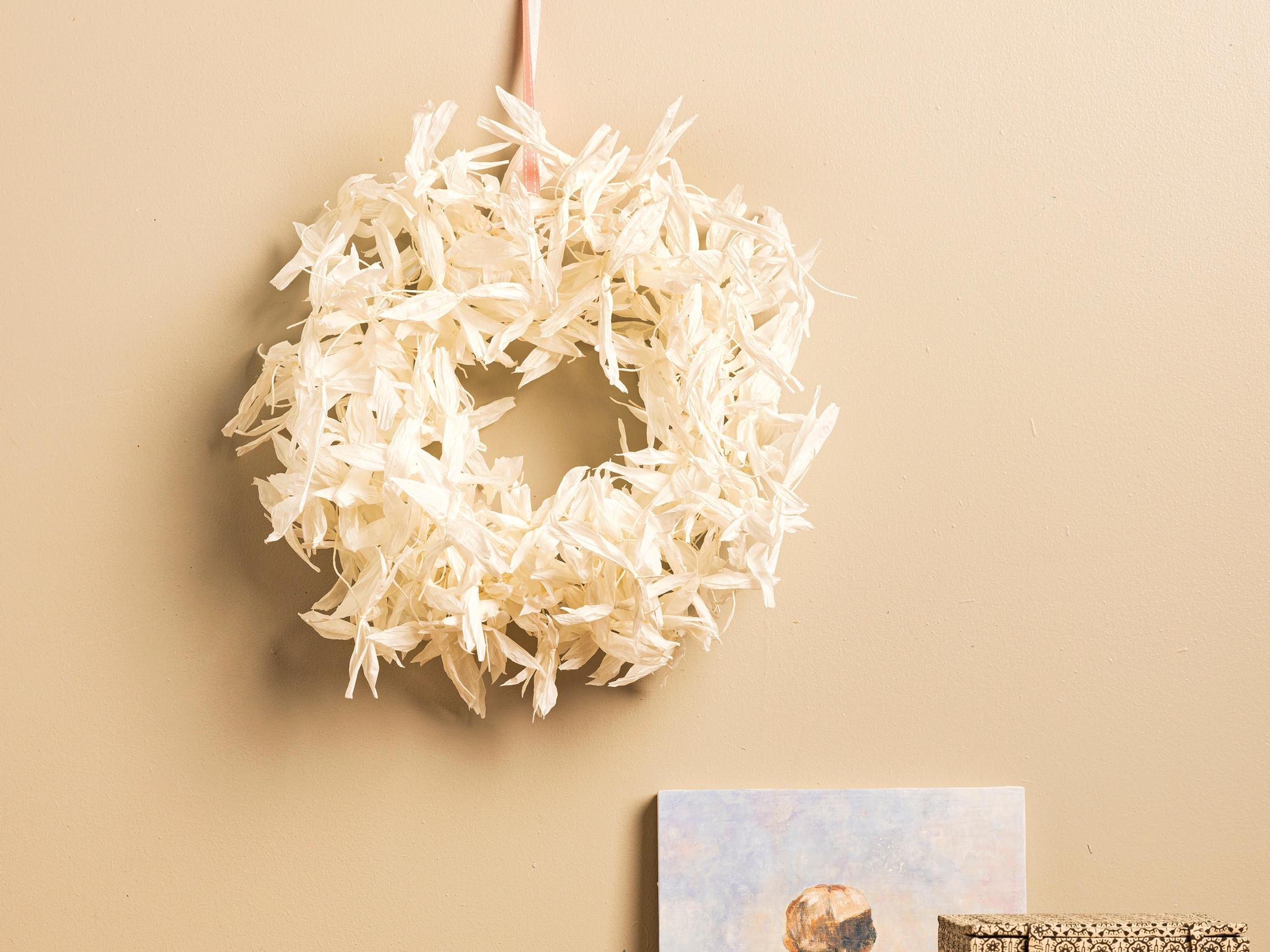 Paperinarukranssi on muhkeanakin kevyt ripustaa – nappaa helppo ohje ja askartele omasi