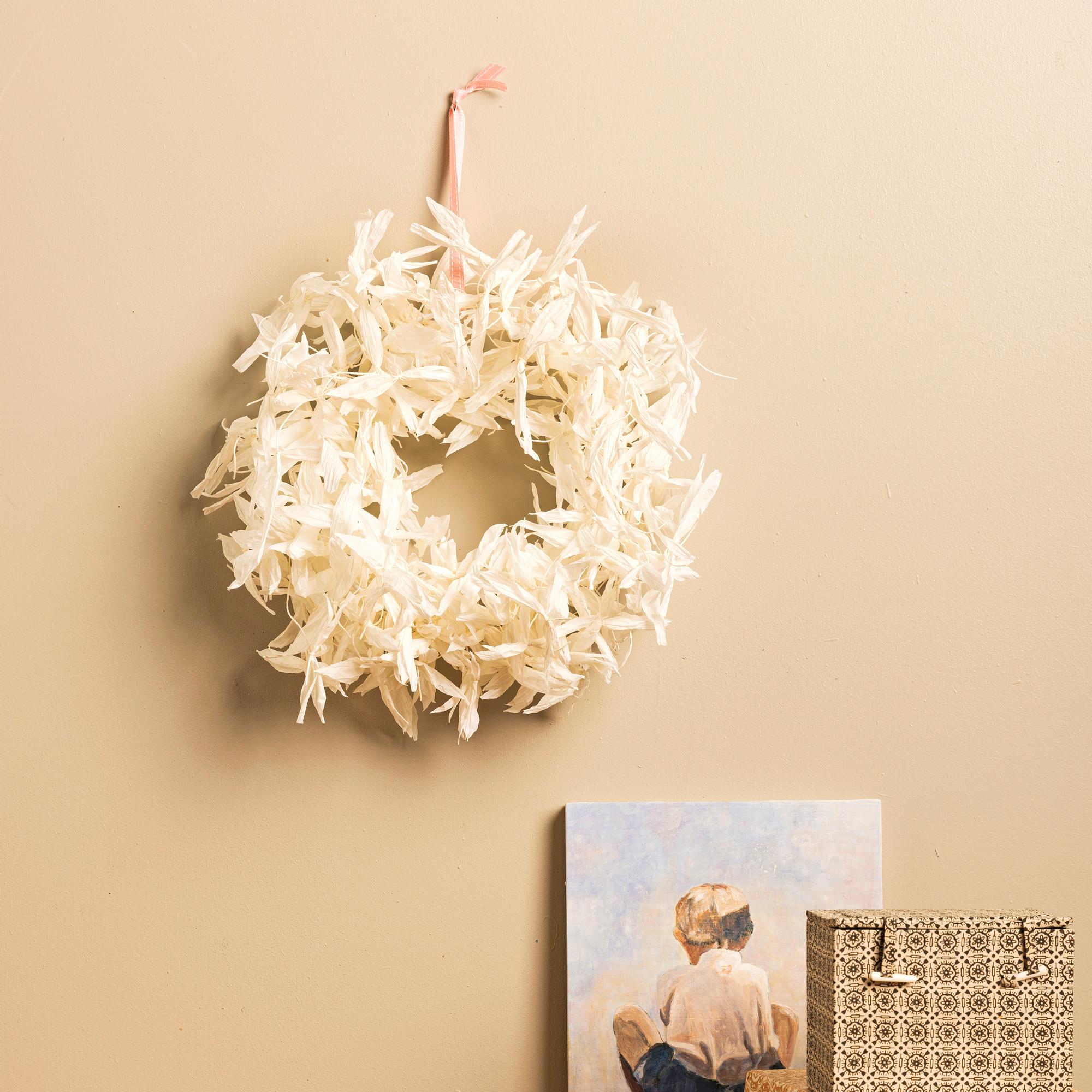 Paperinarukranssi on muhkeanakin kevyt ripustaa – nappaa helppo ohje ja askartele omasi