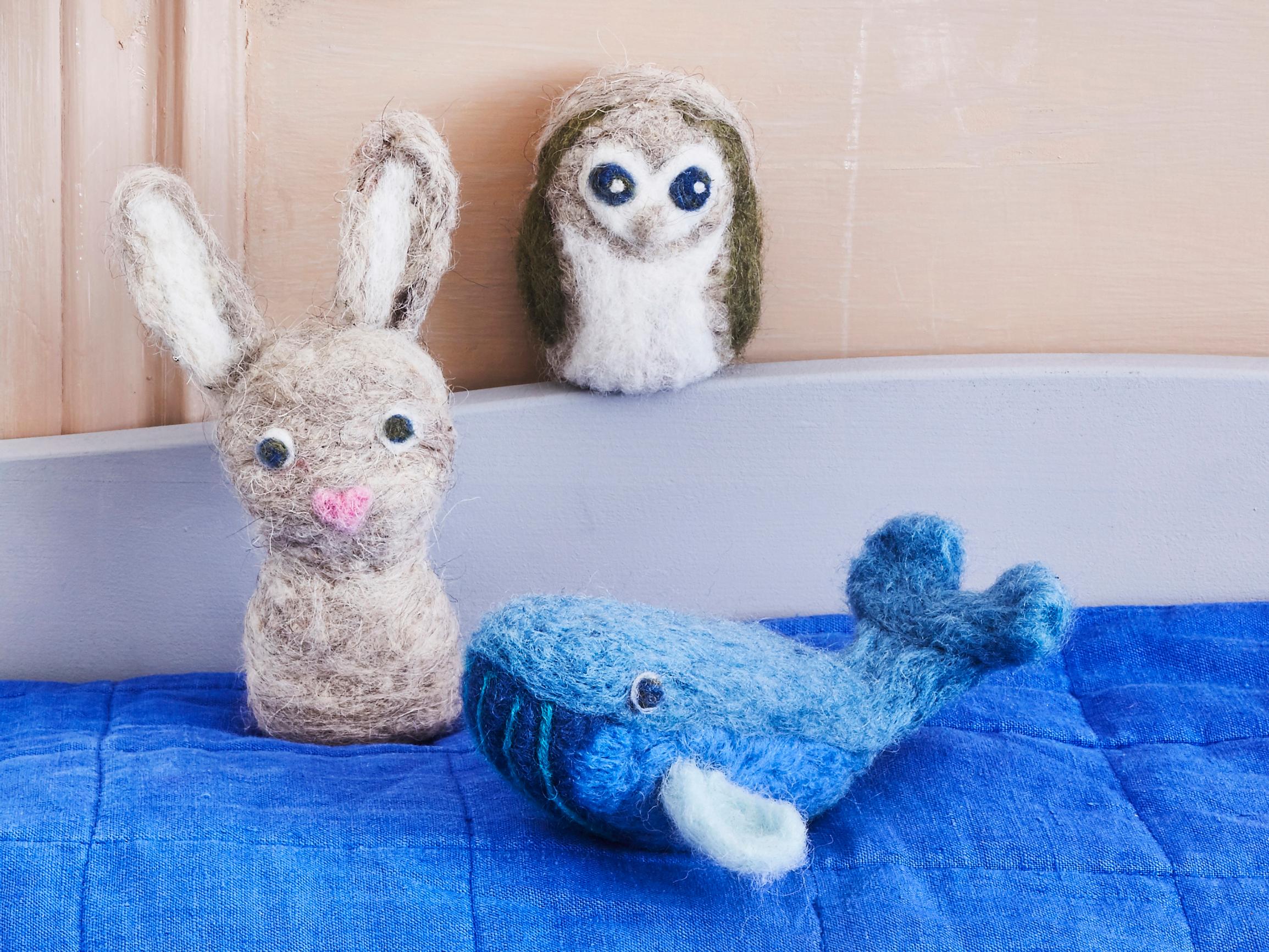 Huovutetut eläimet – katso pikkulelujen ohje ja tee kani, pöllö ja valas neulahuovuttamalla