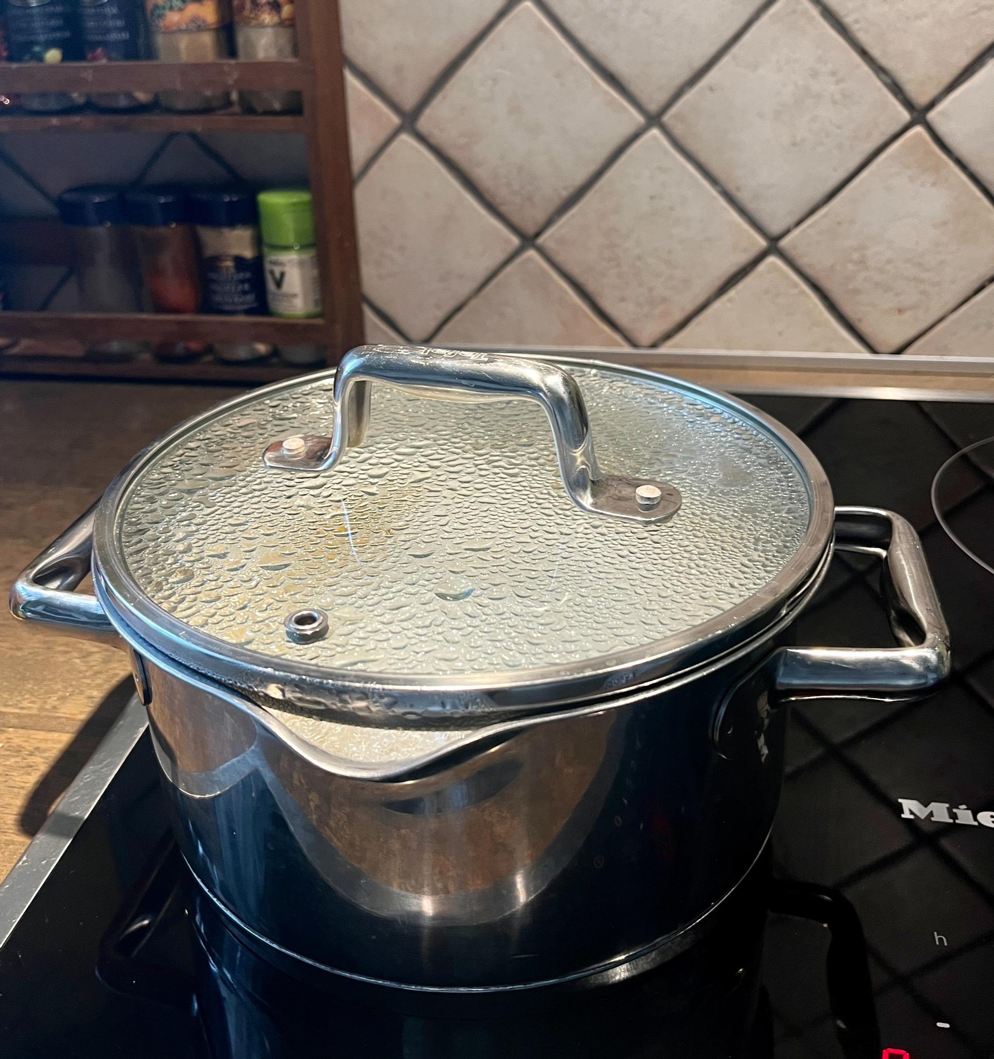 pastakattila liedellä