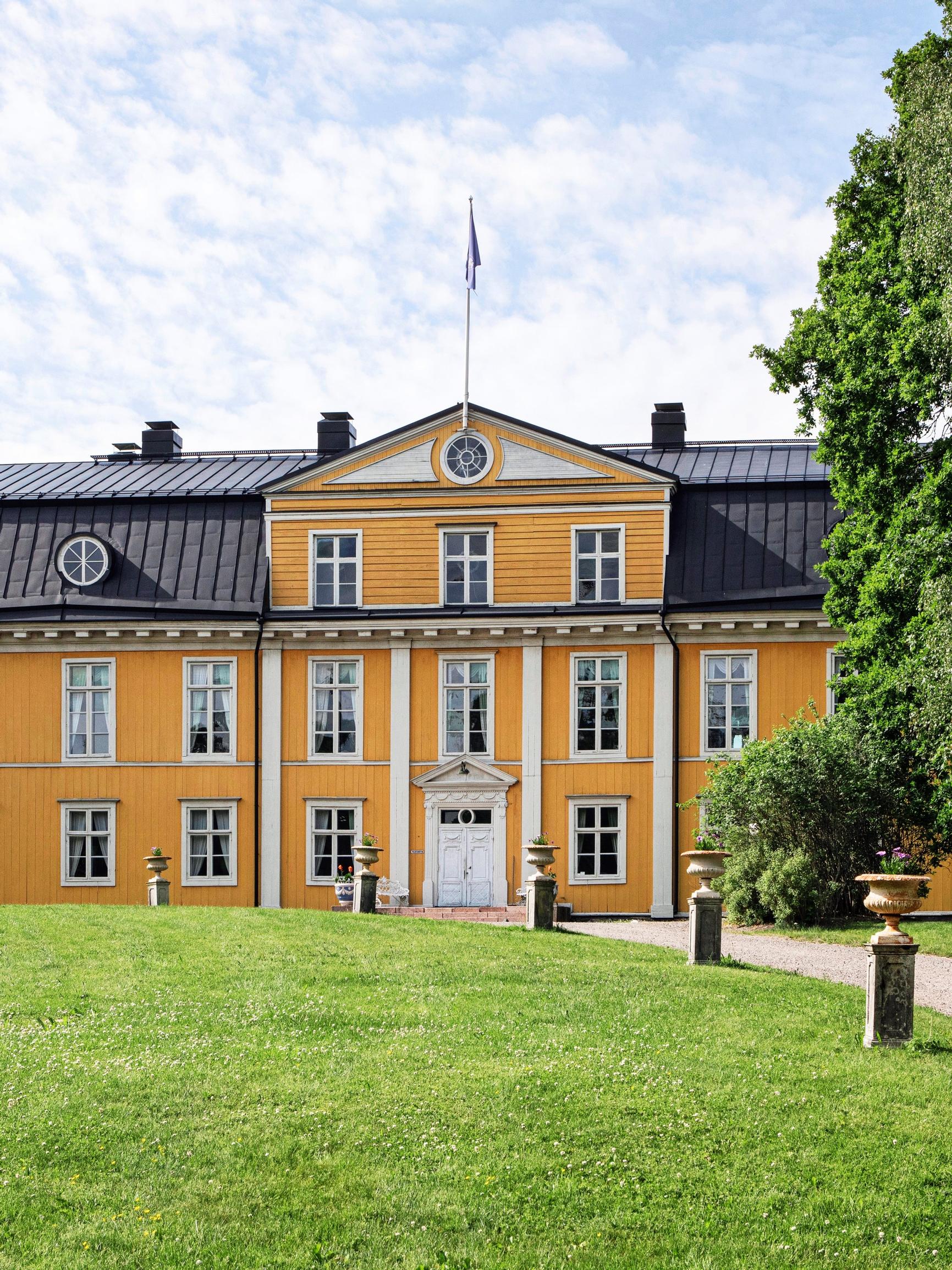 Mustion linnan kartanopuutarha on yksi Suomen huikeimmista – Christine ja Filip Linder vaalivat sukunsa yli 200-vuotista puistoa rakkaudella