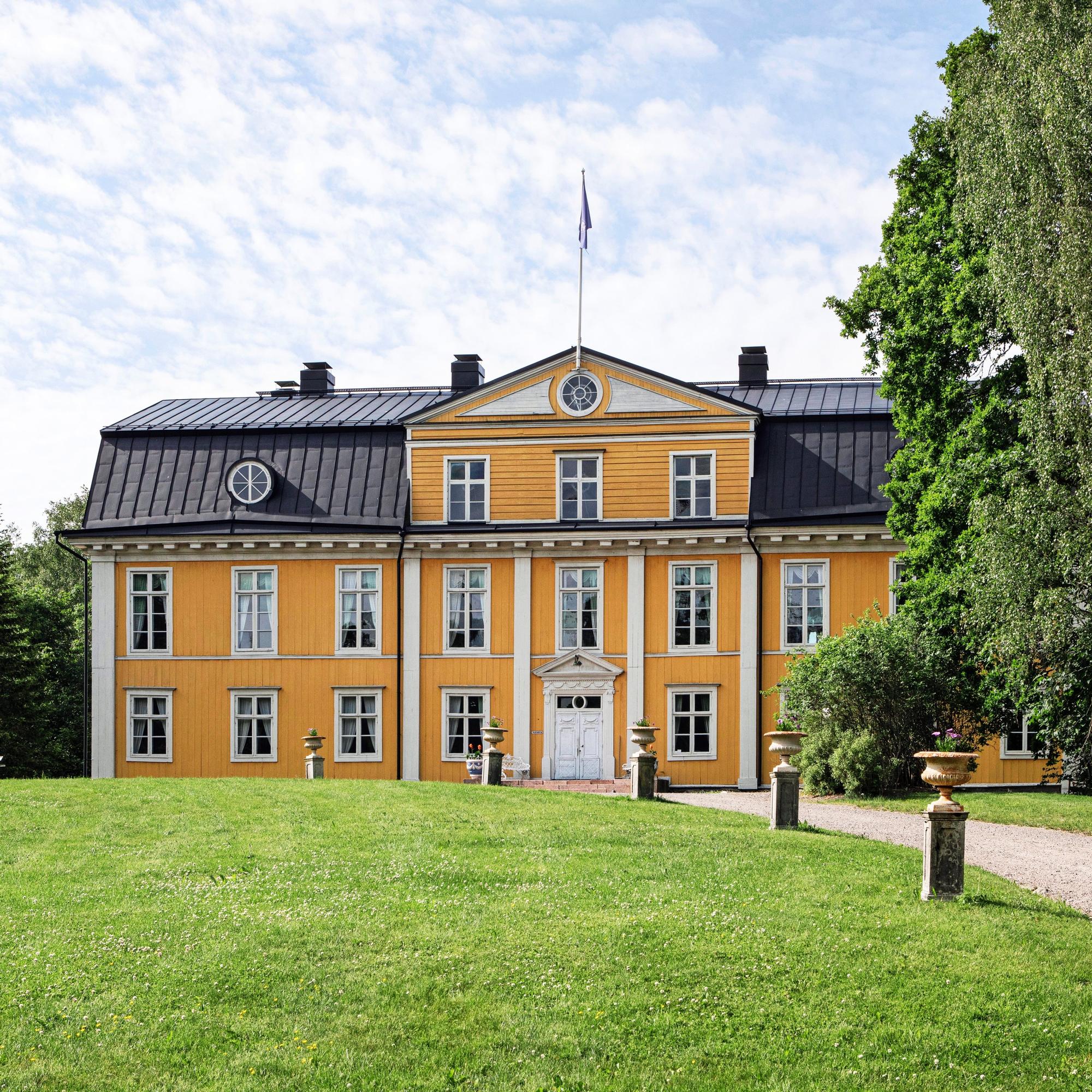 Mustion linnan kartanopuutarha on yksi Suomen huikeimmista – Christine ja Filip Linder vaalivat sukunsa yli 200-vuotista puistoa rakkaudella