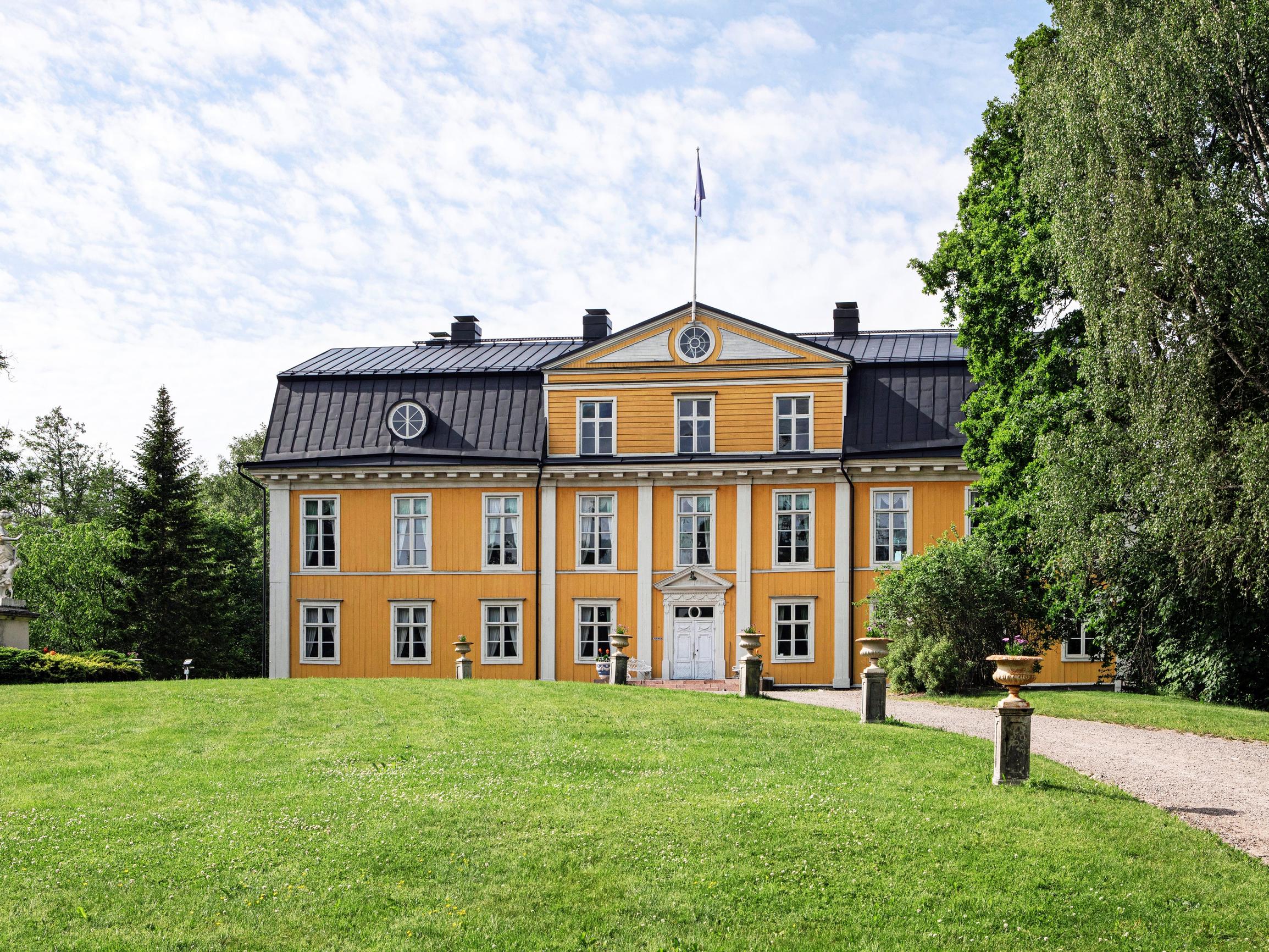 Mustion linnan kartanopuutarha on yksi Suomen huikeimmista – Christine ja Filip Linder vaalivat sukunsa yli 200-vuotista puistoa rakkaudella