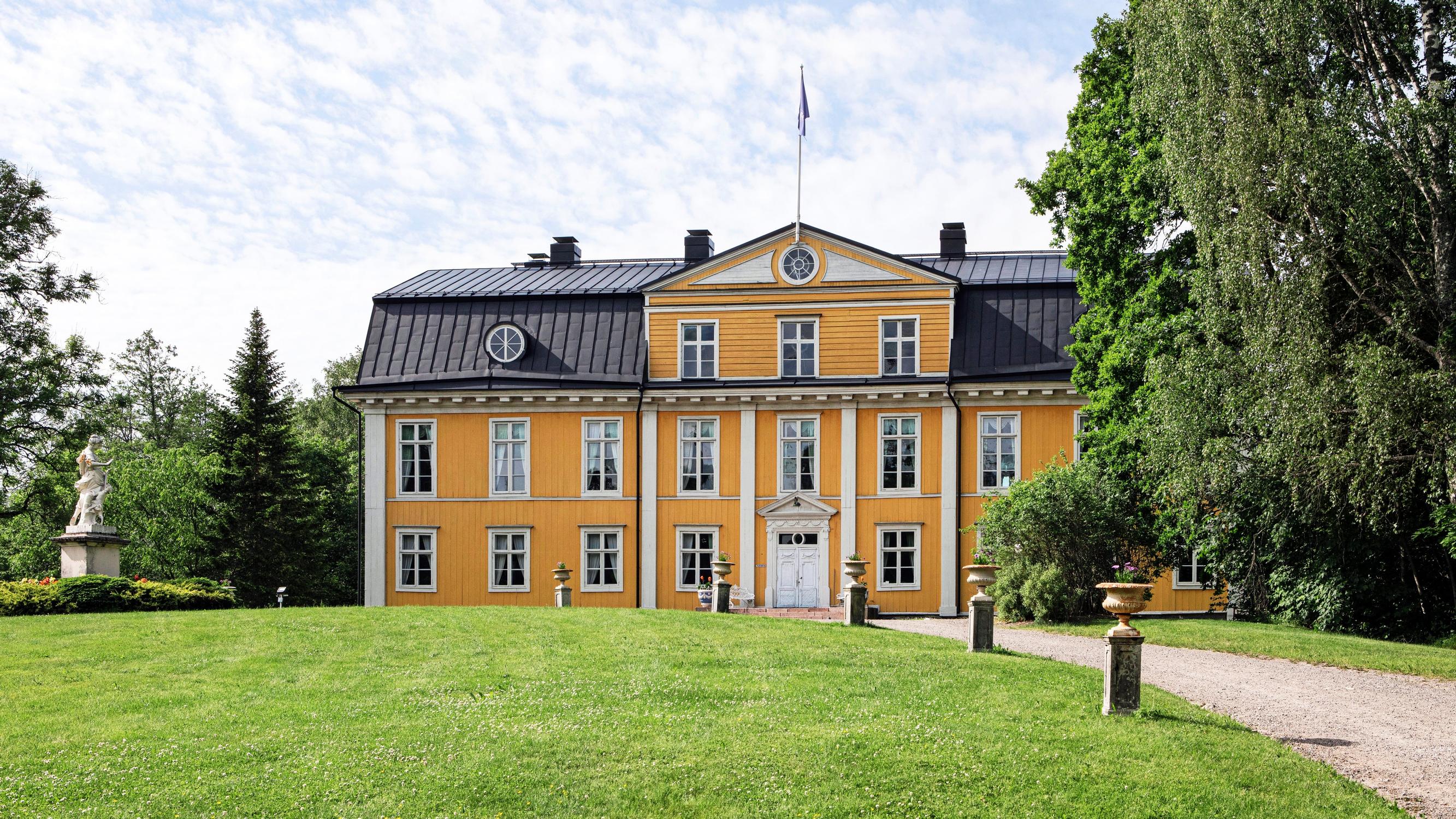 Mustion linnan kartanopuutarha on yksi Suomen huikeimmista – Christine ja Filip Linder vaalivat sukunsa yli 200-vuotista puistoa rakkaudella