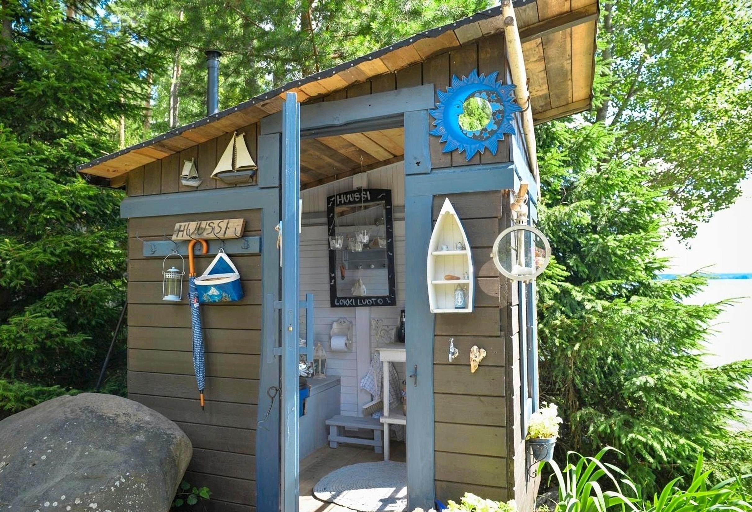 Kierrätysmateriaaleista tehty huussi