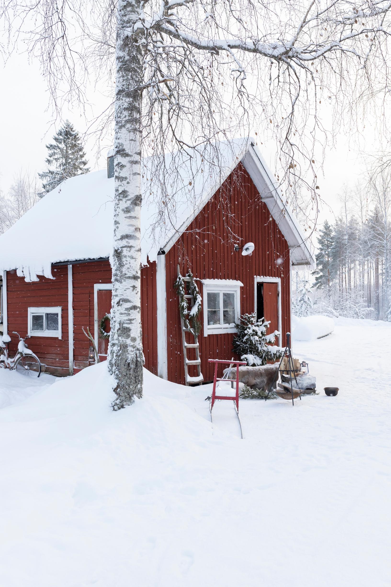 punainen saunarakennus lumimaisemassa