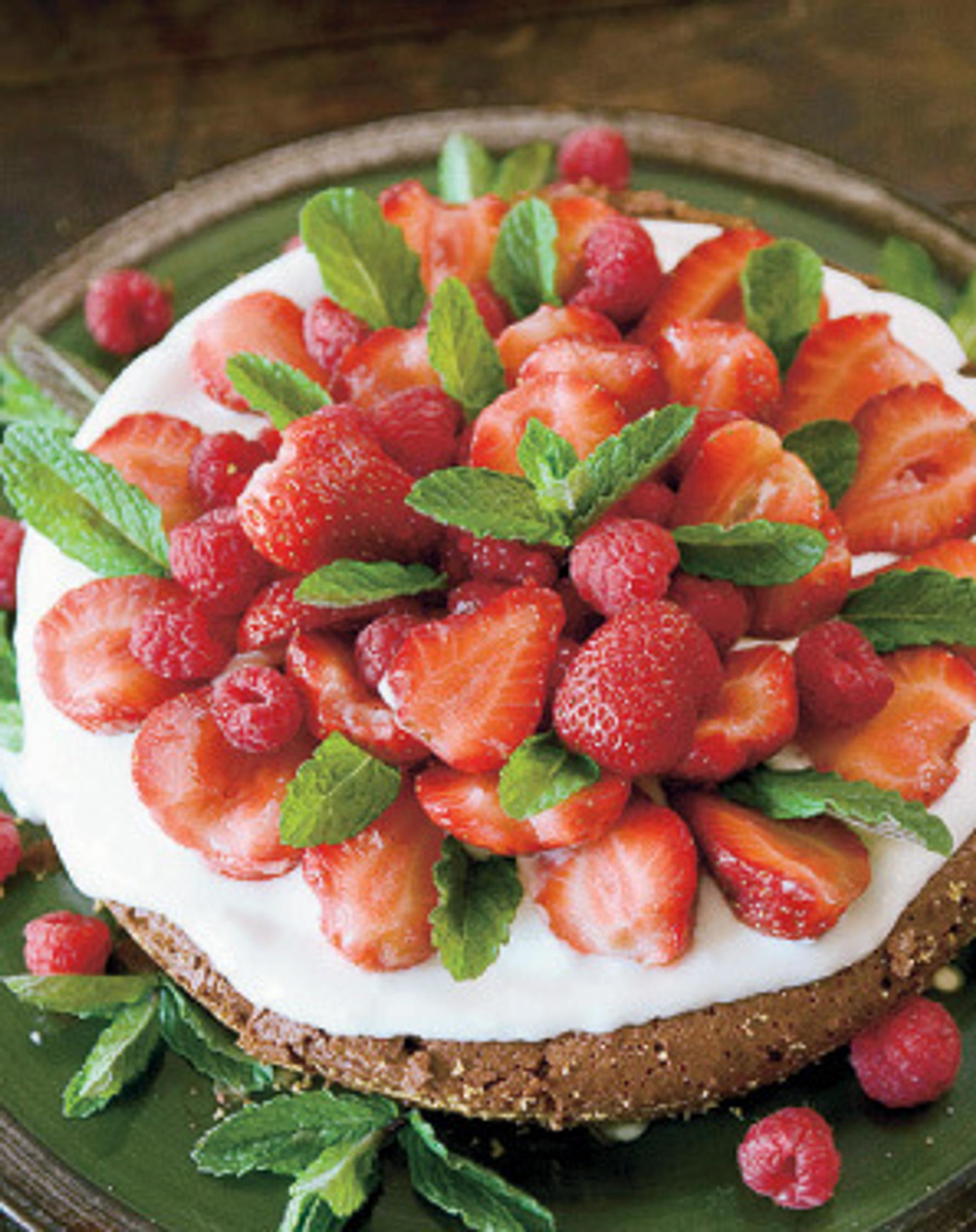 Suklaakakku mansikoilla ja vadelmilla