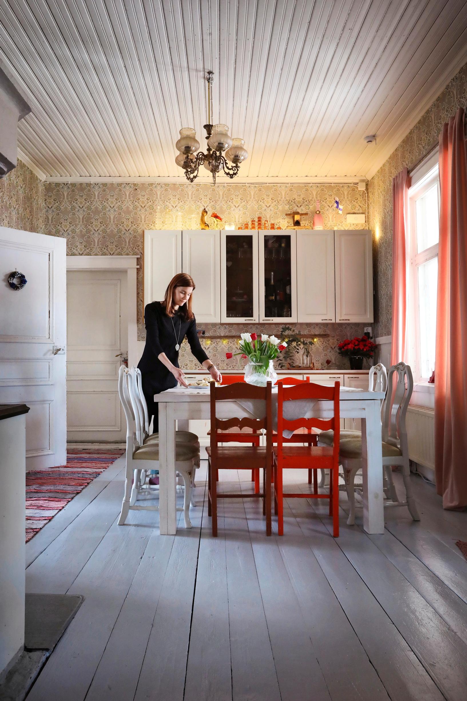 Vaalea, vanhaa vaalien remontoitu keittiö