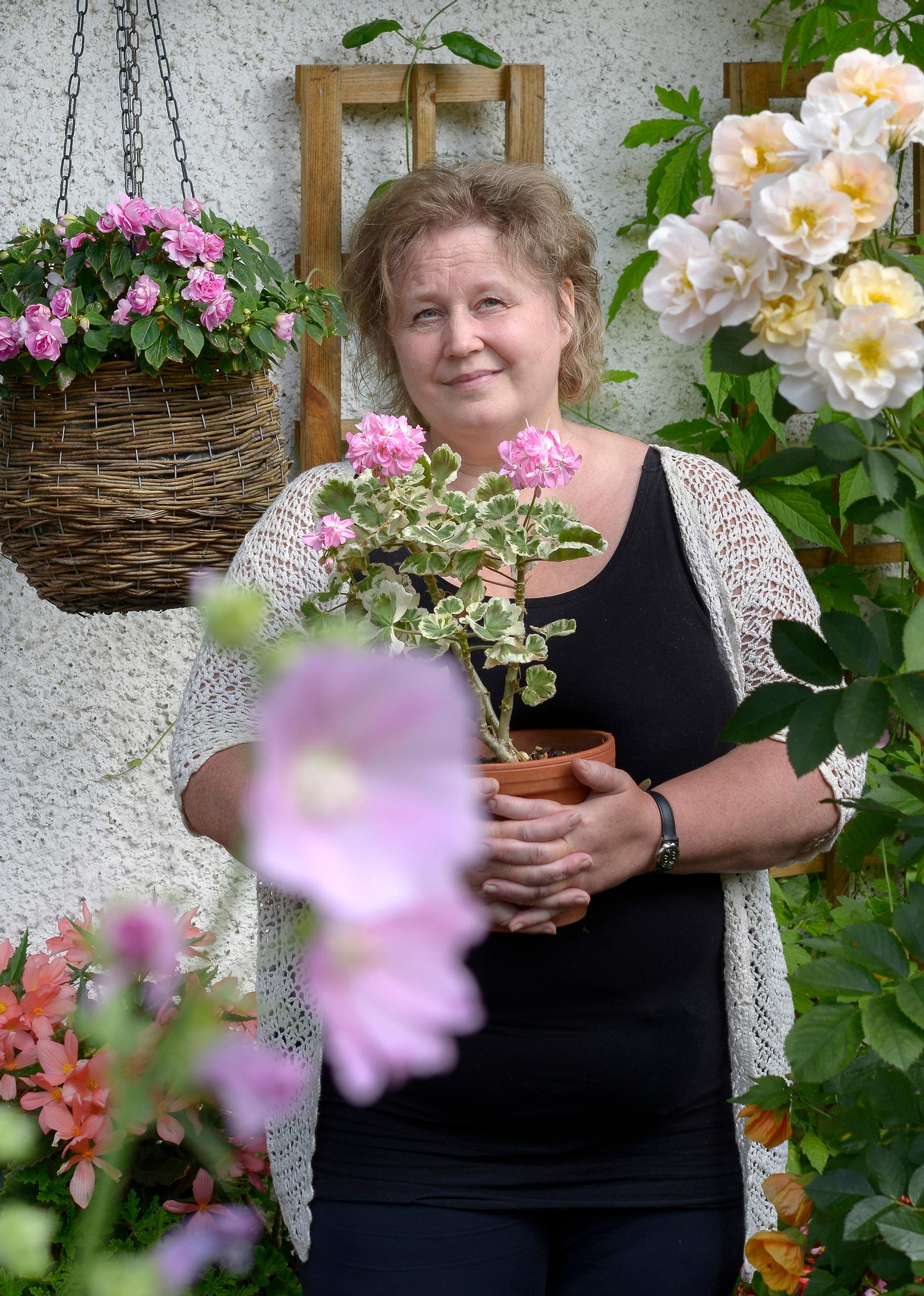 Johanna ruukkupuutarhassaan