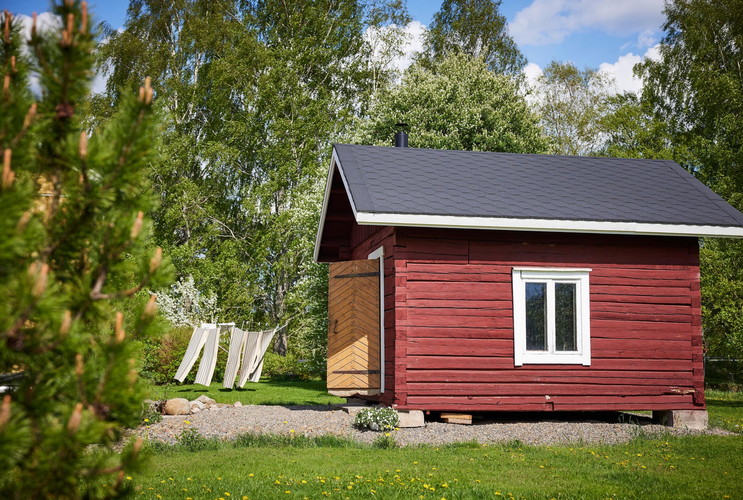 Punainen pihasauna ulkoa.