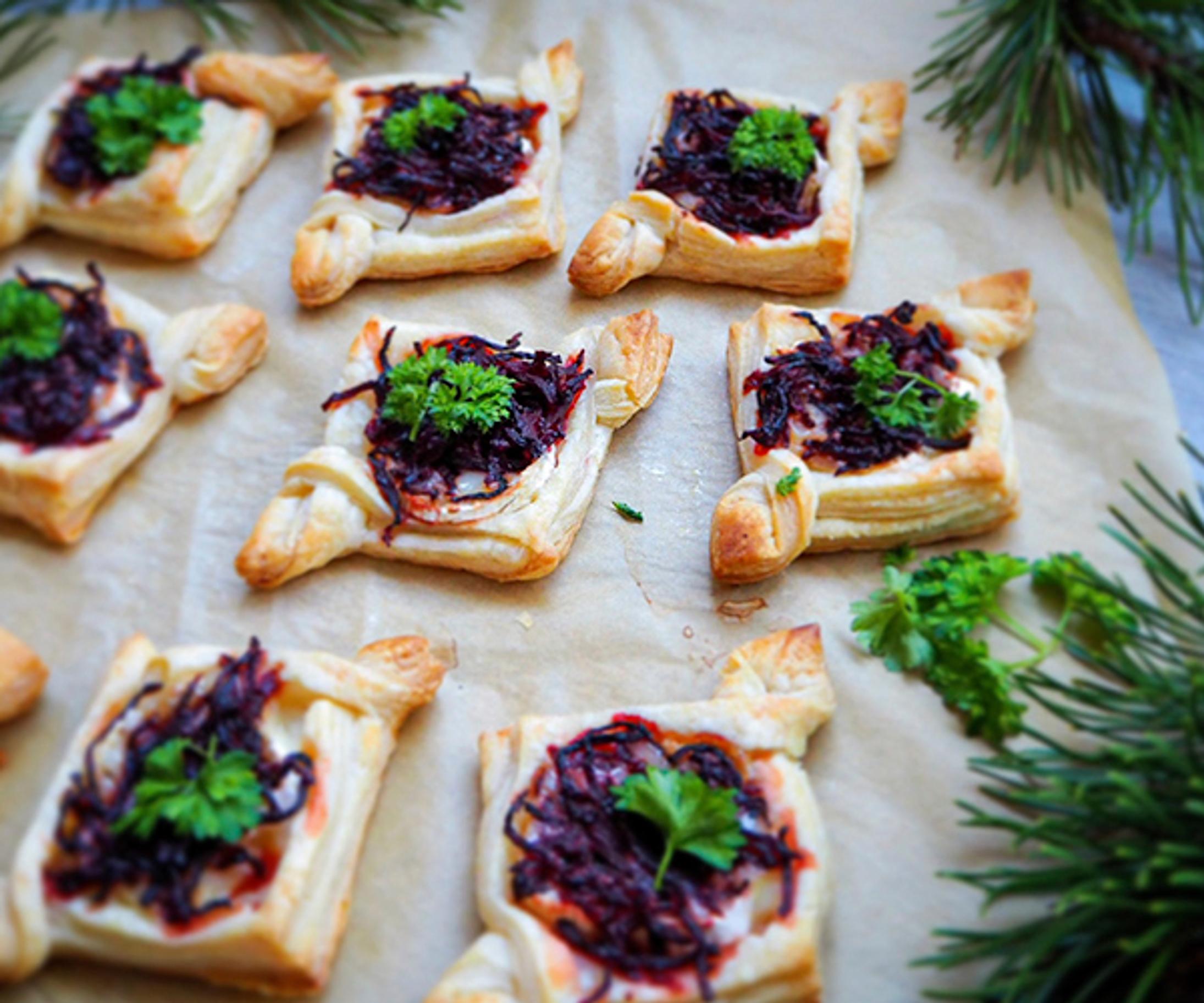 Punajuuren ja vuohenjuuston yhdistelmä hurmaa suolaisissa joulutortuissa