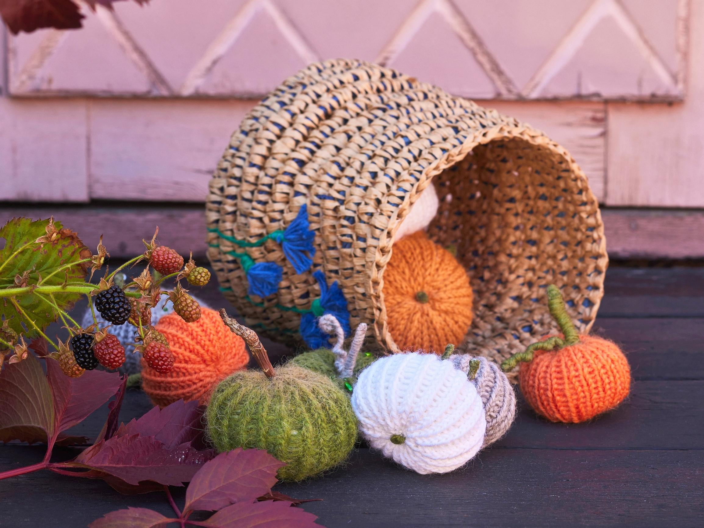 Neulottu kurpitsa – katso ohje ja neulo kekrijuhlien helppo kestokoriste jämälangoista