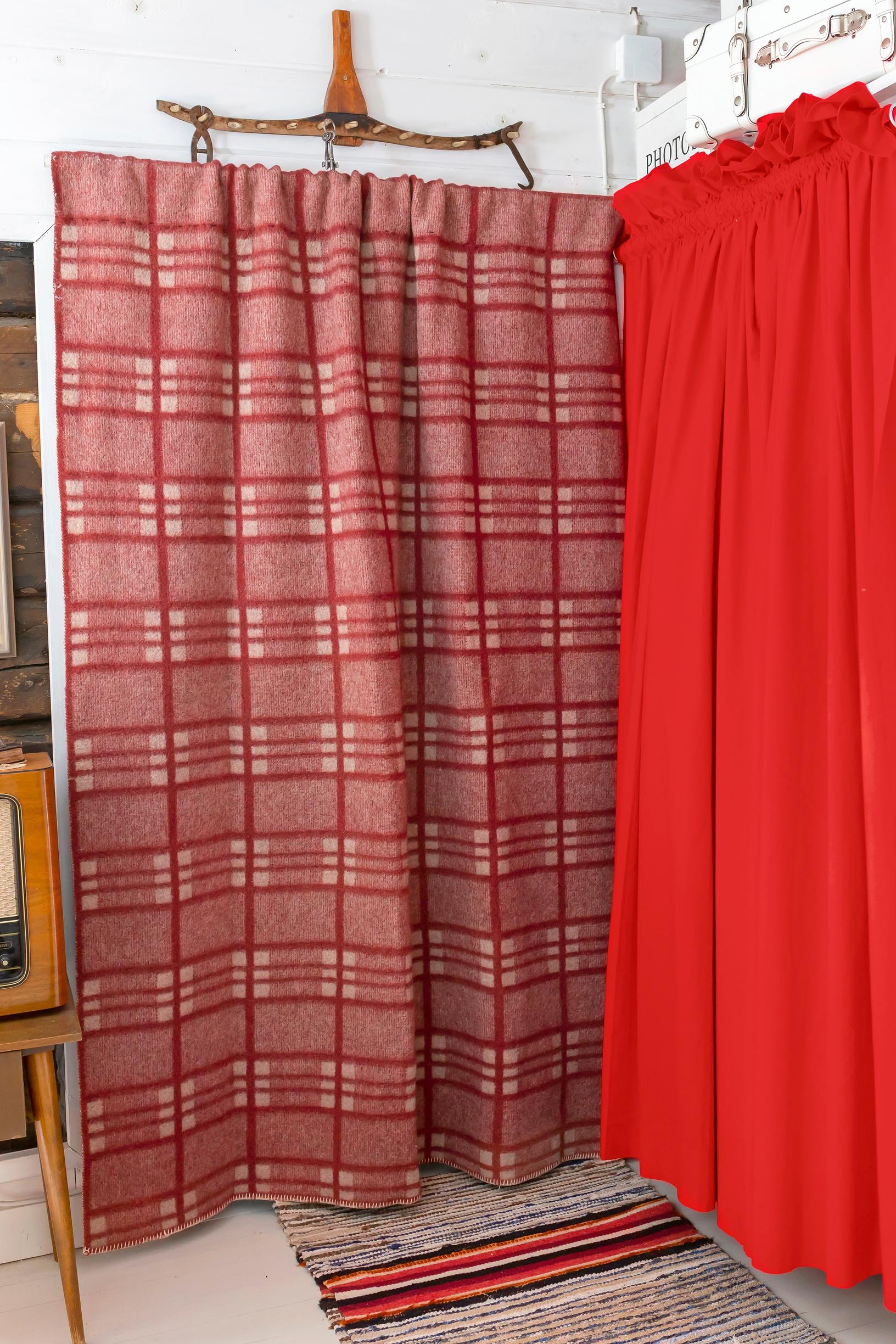 Peitteet kuistin oven edessä.