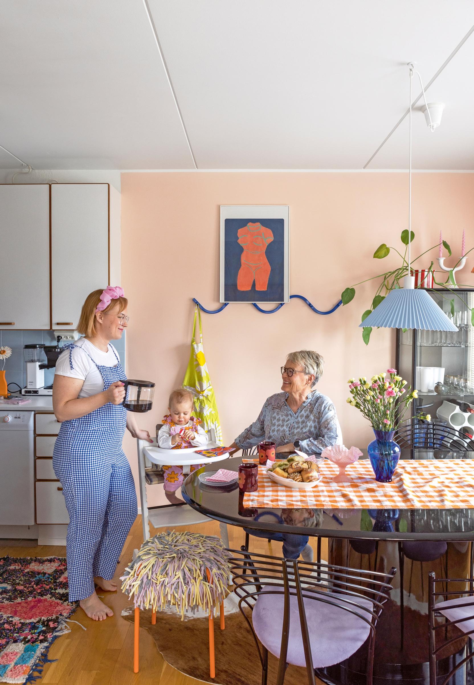 Kaisa Karimies äitinsä ja tyttärensä kanssa