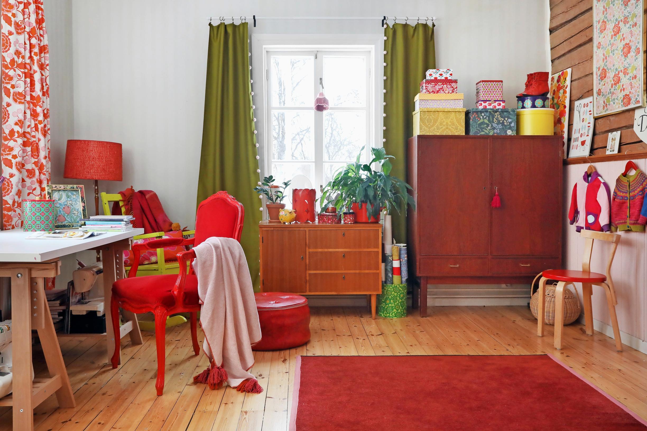 Retrotyylinen työhuoneen sisustus