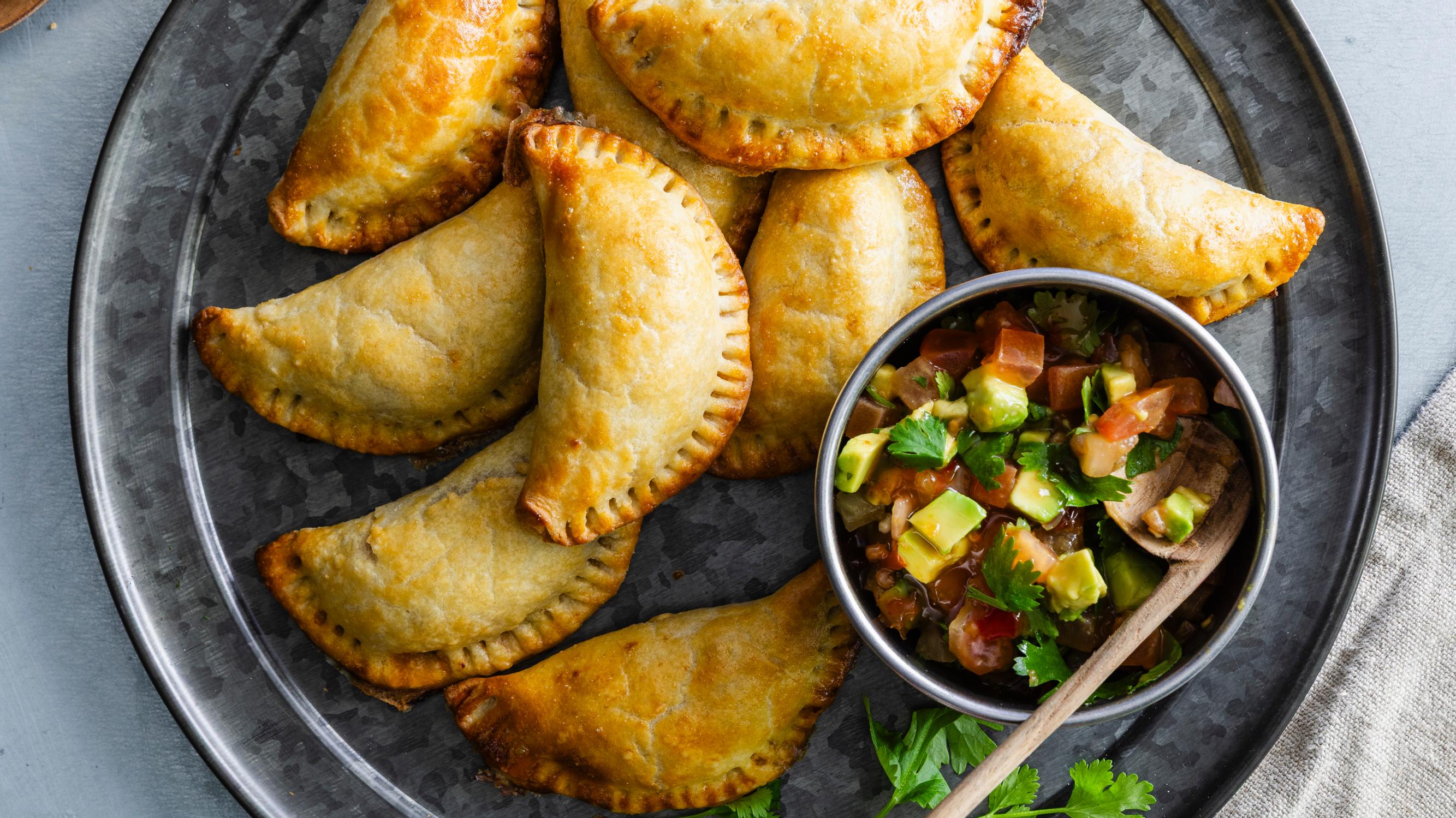 Tonnikala-papuempanadat – kullanruskean kuoreen piilotettu mausteinen täyte hurmaa kaikki