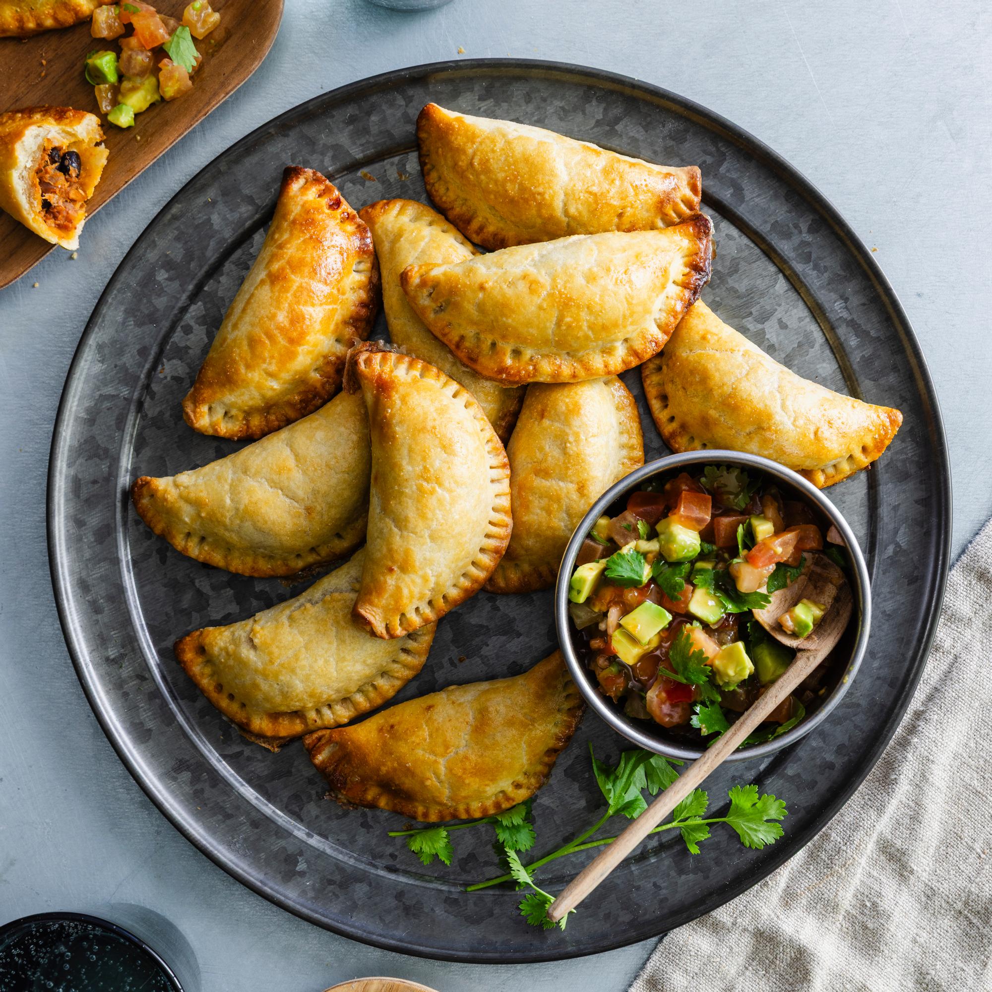 Tonnikala-papuempanadat – kullanruskean kuoreen piilotettu mausteinen täyte hurmaa kaikki