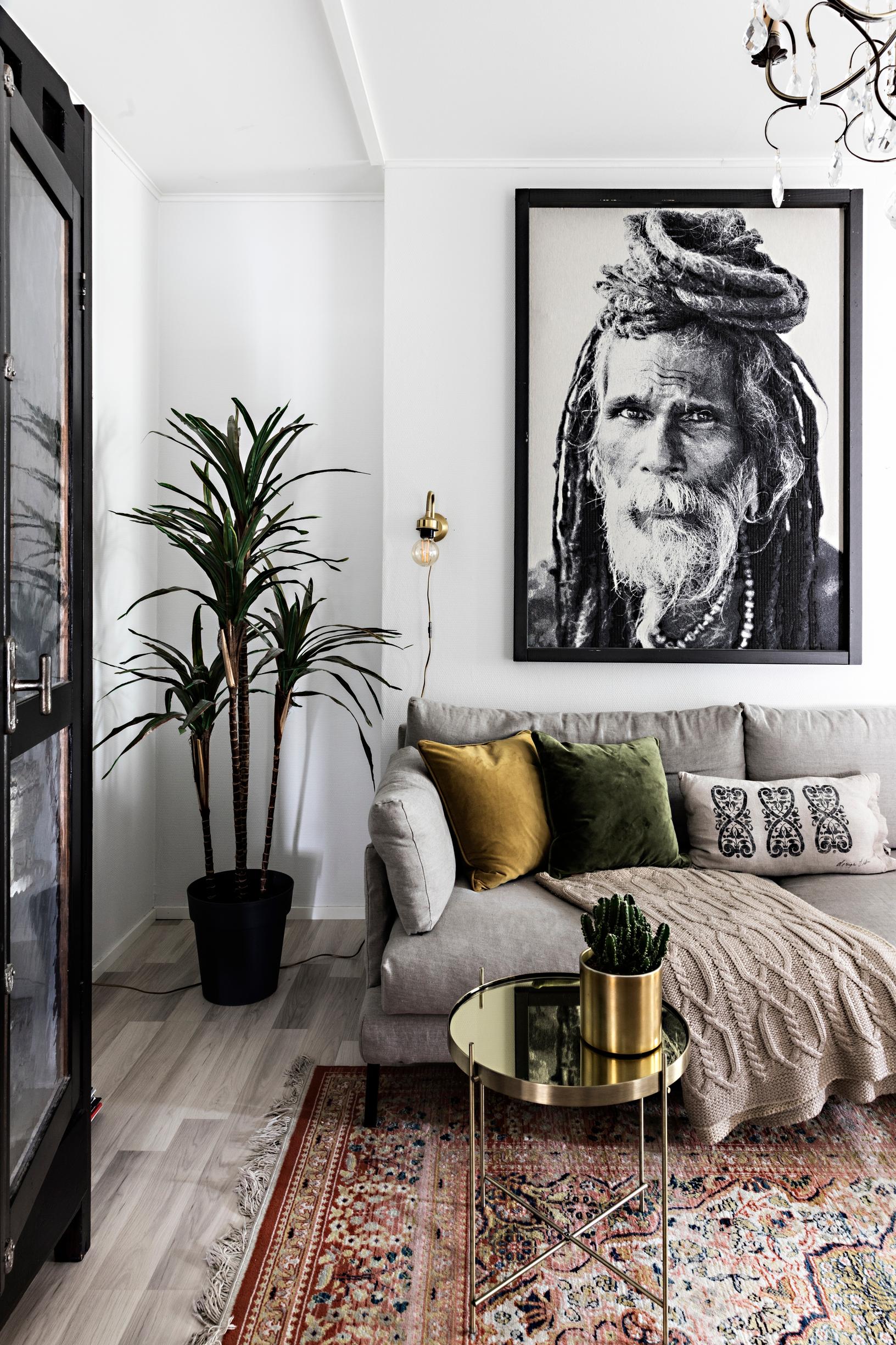 Valokuvaaja Frida Steiner sisustaa boheemisti ja impulsiivisesti: ”Siskoni mielestä osaan tehdä kodin vaikka pahvilaatikkoon”