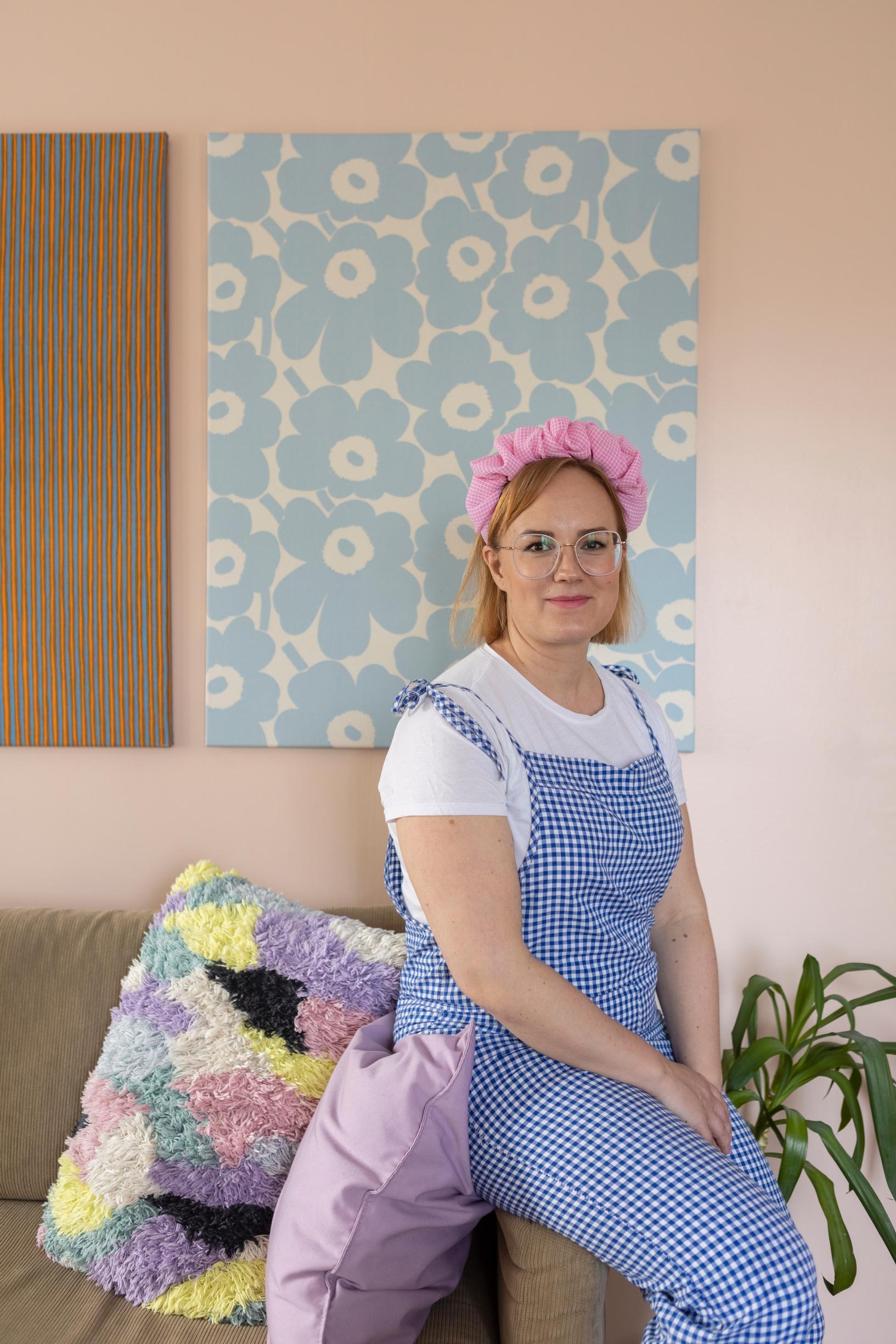Kaisa Karimies olohuoneessaan