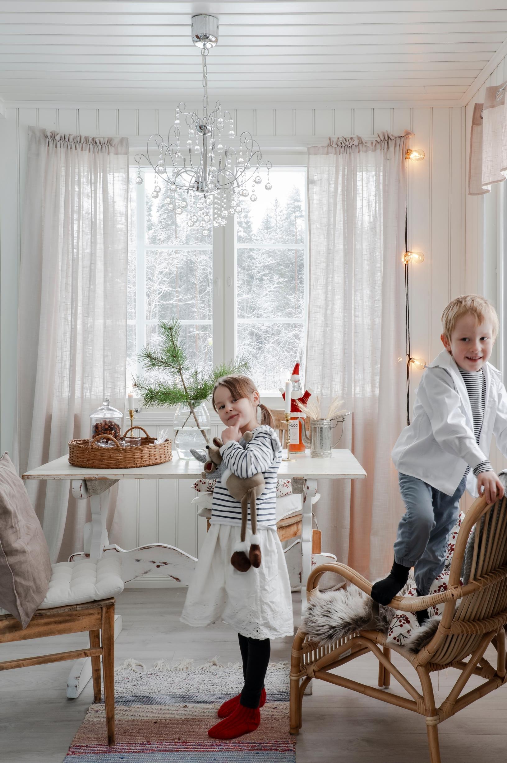 Lapset leikkivät kuistilla
