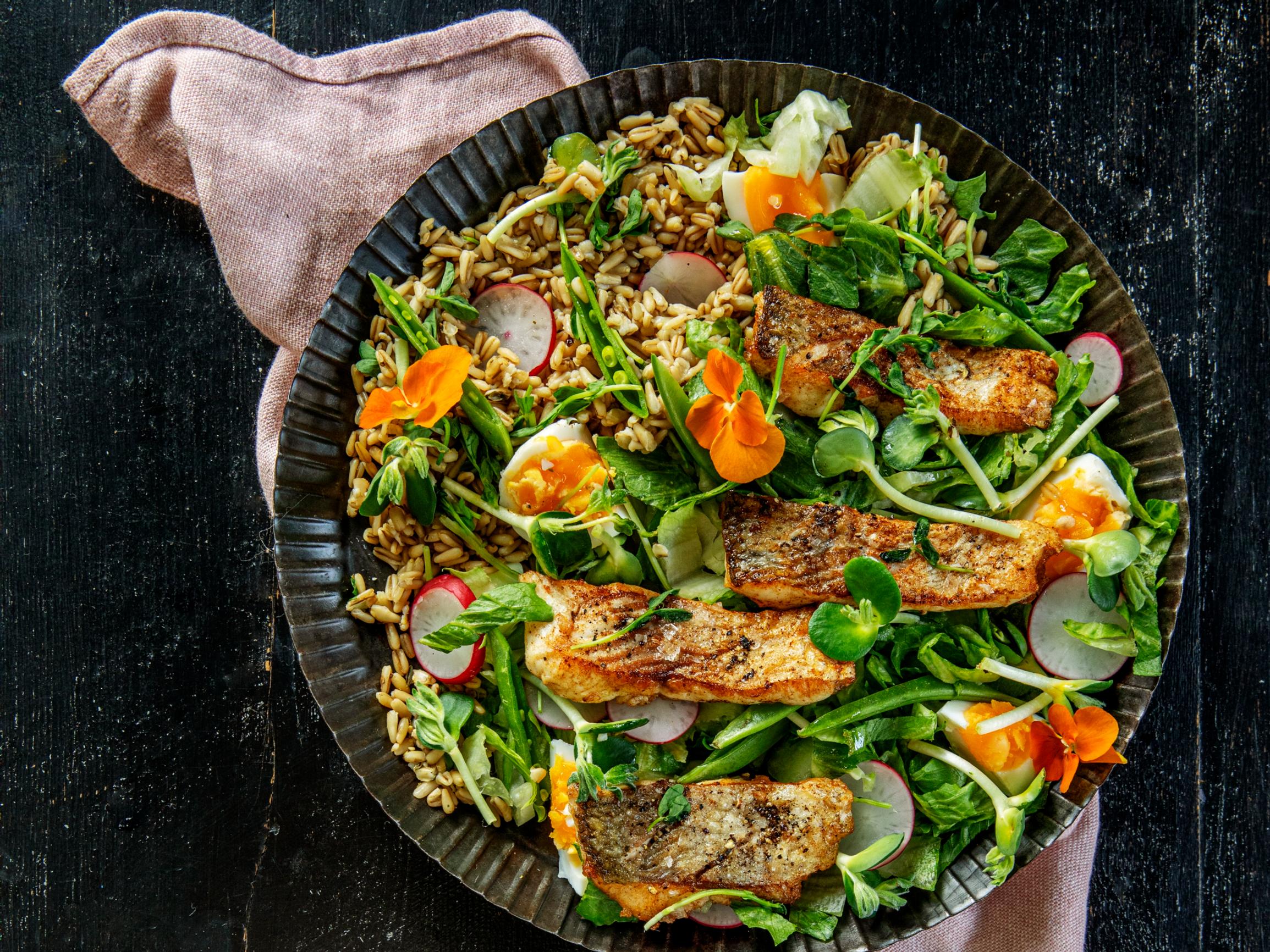 Hyödynnä ylijäämäruoat ennen viikonloppua! Torstaisalaatti on yksikertaisuudessaan nerokas arkiruoka 