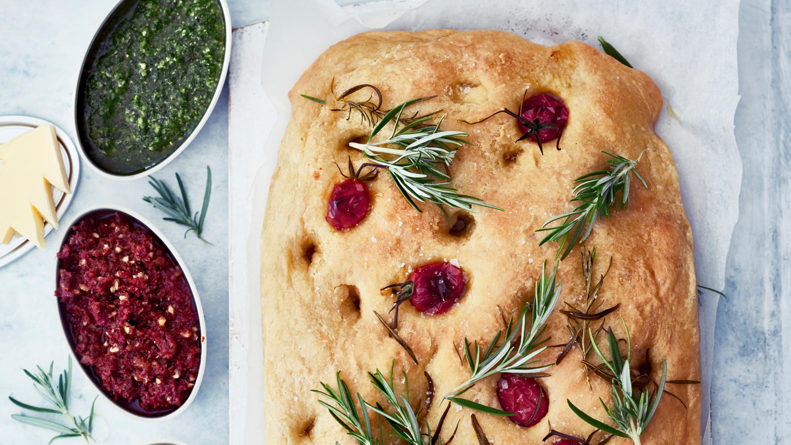 Focaccia yön yli – sekoita taikina illalla jääkaappiin ja paista aamulla tuore leipä herkkupöytään!