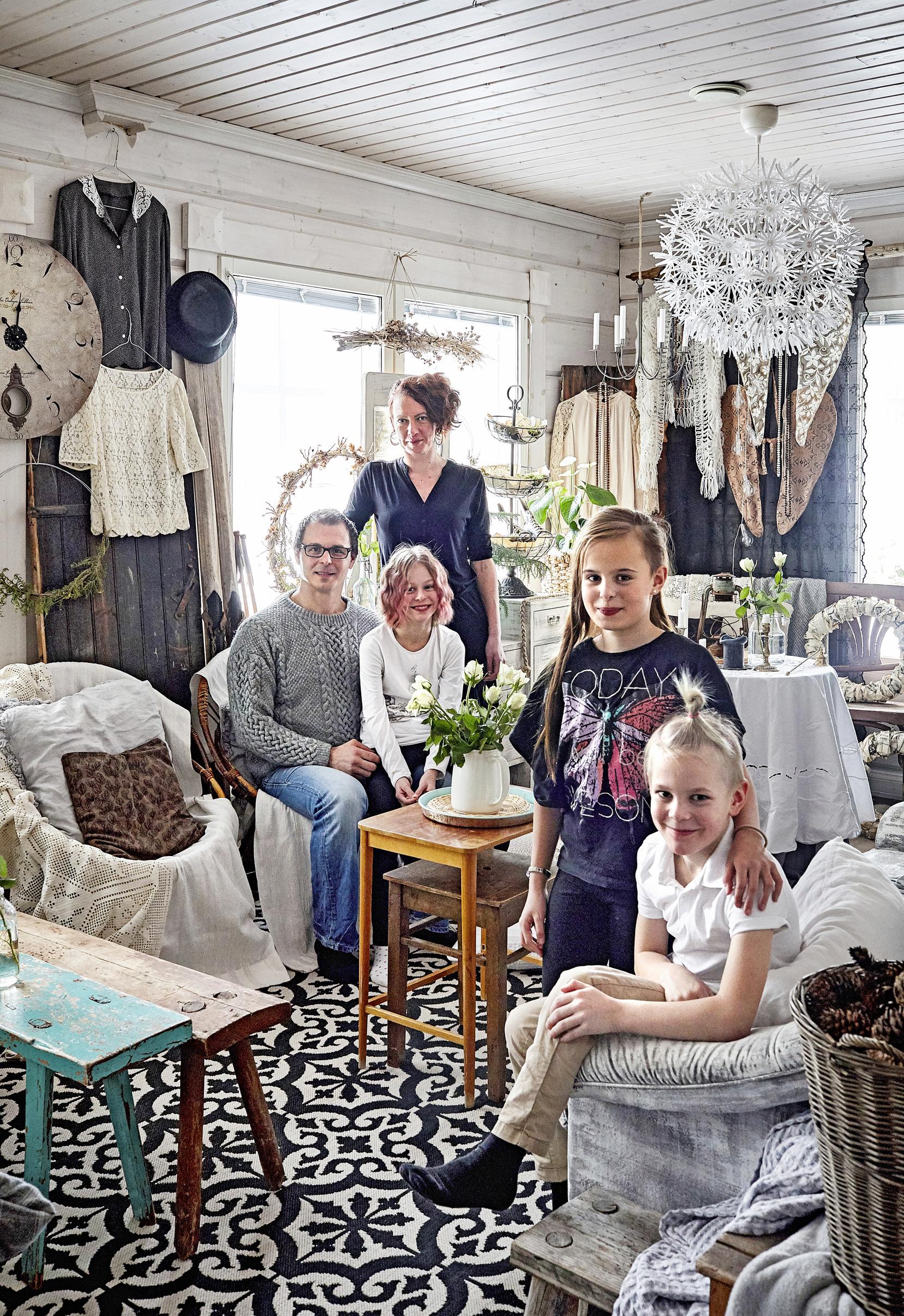 Asta sisustaa uutta hirsitaloaan vanhoilla aarteilla | Unelmien Talo&Koti